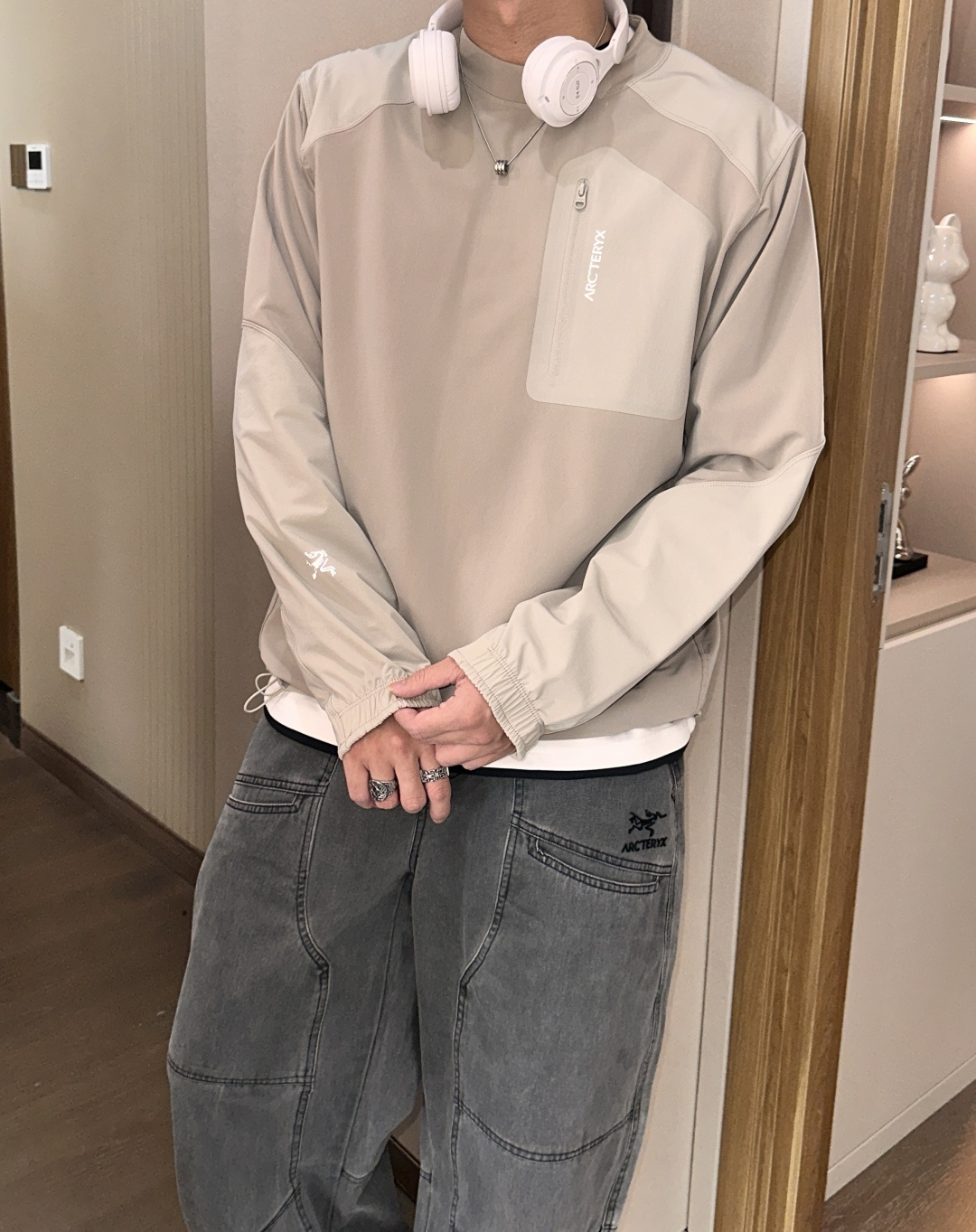 始祖鸟 2025秋冬专柜同步新品 酷感十足，拼接设计暗藏机能科技，胸前的拉链口袋兼具实用性与潮流标识，品