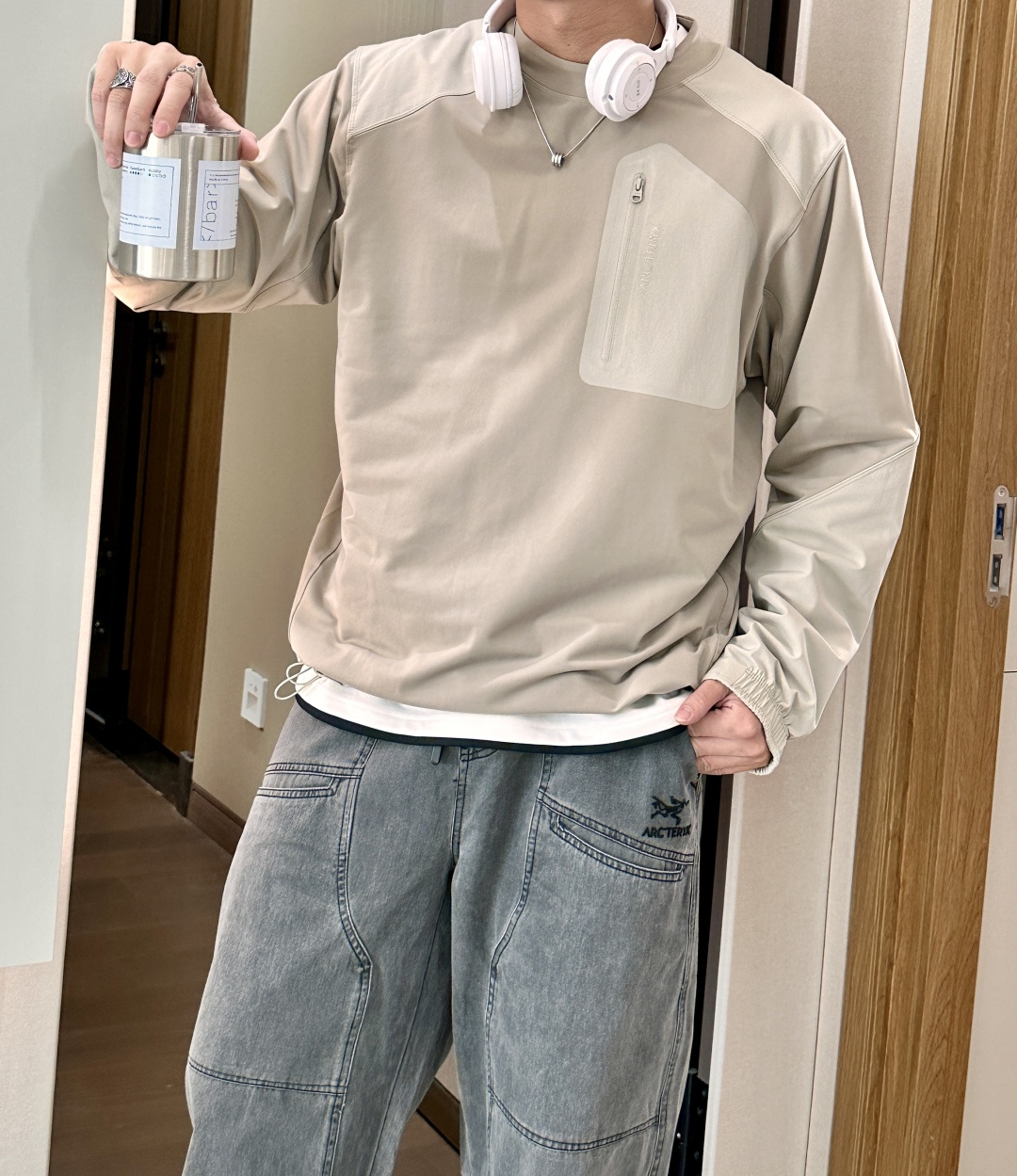 NO:629108,Arc'teryx's new 2025 autumn and winter counters are full of coolness, the splicing design hides functional technology, the zipper pocket on the chest is both practical and trendy, and the brand details are low-key to highlight the identity; the fabric is breathable and wear-resistant, and the version is loose and adaptable to multiple scenes, perfectly integrating outdoor functionality with street fashion.  The fabric features good windproof and waterproof performance, soft texture and thin as a light wing, easy to carry, improved thermal insulation performance, a great tool for deep winter, no sense of restraint on the upper body, suitable for daily wear and outdoor scenes. Sizes m-xxxl, arc'teryx, alexander wang19860909始祖鸟 2025秋冬专柜同步新品 酷感十足,拼接设计暗藏机能科技,胸前的拉链口袋兼具实用性与潮流标识,品牌细节低调彰显身份；面料透气耐磨,版型宽松适配多场景,将户外的功能性与街头的时尚感完美融合.  面料特点防风防水性能佳,质地柔软穿着薄如轻翼,携带方便,提升保暖性能,深冬利器,上身零束缚感,适合日常穿搭与户外场景. 尺码m-xxxl,arc'teryx,alexander wang,Men's clothing