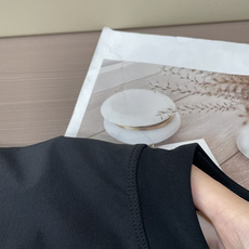 始祖鸟 2025秋冬专柜同步新品 酷感十足,拼接设计暗藏机能科技,胸前的拉链口袋兼具实用性与潮流标识,品 始祖鸟 2025秋冬专柜同步新品 酷感十足,拼接设计暗藏机能科技,胸前的拉链口袋兼具实用性与潮流标识,品