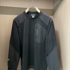 始祖鸟 2025秋冬专柜同步新品 酷感十足,拼接设计暗藏机能科技,胸前的拉链口袋兼具实用性与潮流标识,品 始祖鸟 2025秋冬专柜同步新品 酷感十足,拼接设计暗藏机能科技,胸前的拉链口袋兼具实用性与潮流标识,品