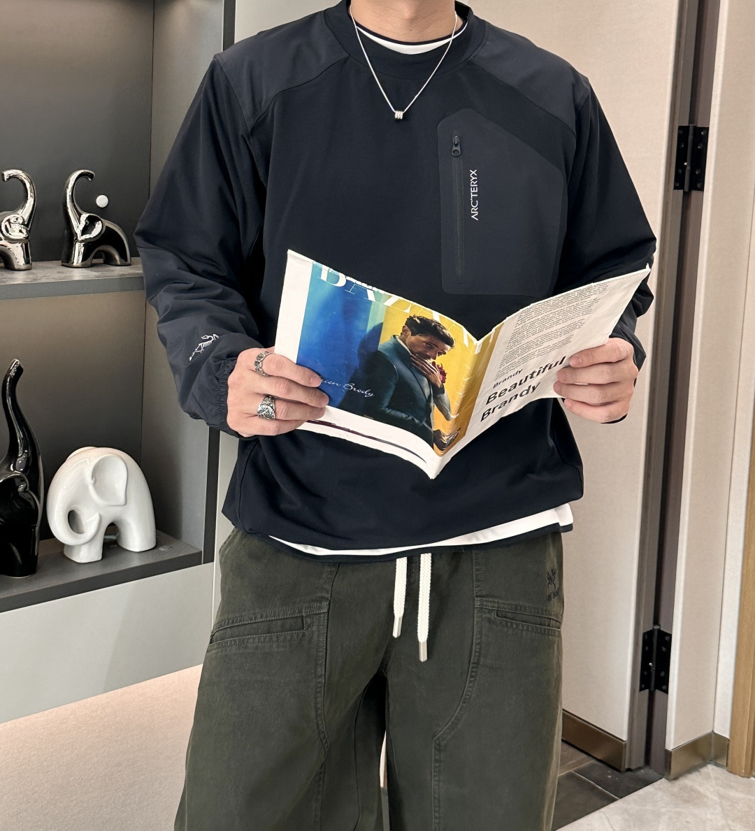 NO:566885,Arc'teryx's new products from the autumn and winter counters are full of coolness, the splicing design hides functional technology, the zipper pocket on the chest is both practical and fashionable, and the brand details are low-key to highlight the identity; the fabric is breathable and wear-resistant, and the loose fit is suitable for many scenes, perfectly integrating outdoor functionality with street fashion. The fabric features are windproof and waterproof, the texture is soft and thin as a light wing, easy to carry, and improves thermal performance. It is a tool for deep winter and has no sense of restraint on the upper body. It is suitable for daily wear and outdoor scenes.  Size m-xxxl,arc'teryx,alexander wang19860909始祖鸟 秋冬专柜同步新品 酷感十足,拼接设计暗藏机能科技,胸前的拉链口袋兼具实用性与潮流标识,品牌细节低调彰显身份；面料透气耐磨,版型宽松适配多场景,将户外的功能性与街头的时尚感完美融合.  面料特点防风防水性能佳,质地柔软穿着薄如轻翼,携带方便,提升保暖性能,深冬利器,上身零束缚感,适合日常穿搭与户外场景. 尺码m-xxxl,arc'teryx,alexander wang,Men's clothing