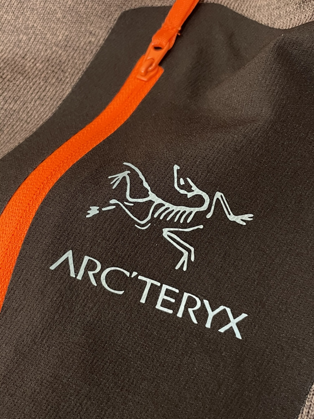 ARC‘TERYX始祖鸟COVERT CARDIGAN户外保暖抓绒衫连帽套头，超火爆海外版.采用岛国進口