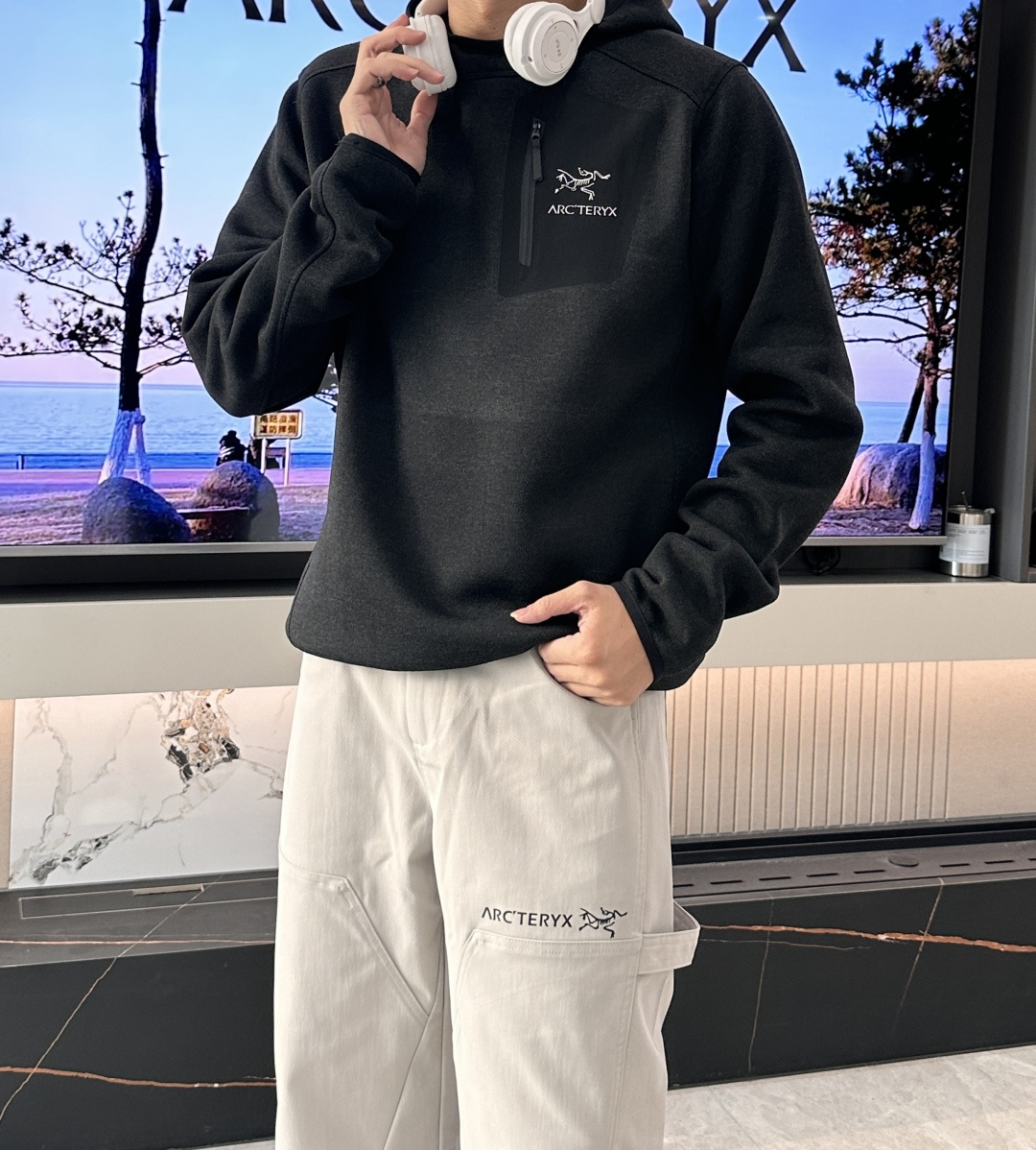 NO:566890,ARC'TERYX COVERT CARDIGAN outdoor warm fleece hooded pullover, super popular overseas version. It uses the new cationic fabric imported from the island country. Compared with the previous models, it can be said to be a brand new upgrade. It has many functions of sports fabrics, as well as the heating and warmth needed in autumn and winter, which is more suitable for autumn and winter wear! The inner layer of the fabric is treated with velvet and brushed. The velvet feel is rich and delicate, soft and smooth, and has first-class skin-friendly properties. Combined with cationic heating technology, the upper body has excellent heat storage and warmth preservation effect to prevent cold wind invasion and body surface heat loss. It can be used as a warm inner layer in winter. The layers are also quite NICE and the extensibility is also first-rate. The 360° wrap-around high elasticity resists tightness and can be easily handled during various sports and stretches. The unrestrained fabric is light and soft, stiff and conformable and not easy to wrinkle. It is durable, wear-resistant and tear-resistant. The outer layer also has a better natural comfort than pure cotton. It is really not as high-end as ordinary technical fiber fabrics. It is a very professional fabric with 3D three-dimensional cutting technology. Although it is mainly used for urban commuting, the shape is better than most functional models on the market. The body, armpits and sleeves have multiple splicing treatments. It is very flexible and brings a better fit. It is not too tight or too loose. It is very capable and stylish. The zipper design is easy to put on and take off, fashionable and capable, and full of sportiness! The arm zipper pockets are also the signature laminated pockets of this series. Hidden stitches are used in the body patchwork. The cuffs and hem are double stitched on the outside. The fishbone stitch reinforcement on the inside is very meticulous and detailed. It is strong and reliable to wear and will not easily come off after a long time. Whether it is fitness, running, playing ball, outdoor climbing, hiking, cycling and other daily leisure activities, it is your best choice for urban commuting! Size M L XL 2XL 3XL,arc'teryx,hats,alexander wang19860909ARC‘TERYX始祖鸟COVERT CARDIGAN户外保暖抓绒衫连帽套头,超火爆海外版.采用岛国進口的醉新的阳离子面料相对之前几款,可以说是全新的升级既有运动型面料的诸多功能性,还有秋冬所需要的发热保暖更加适合秋冬季的穿搭！面料内层加绒磨绒处理,绒感丰盈细腻,软糯细滑,贴身亲肤性一流配合阳离子发热科技,上身有着出色的蓄热保暖功效防止冷风侵袭和体表热量的流失,冬季内搭作为保暖层也相当NICE延展性也是一流水准,360°环绕式高弹拒绝束缚紧绷,各种运动拉伸都能够轻松拿捏,无拘无束面料轻盈柔软,挺括服帖不易皱,耐穿耐磨抗撕裂就算外层也有着比全棉更优秀的自然舒适感,真的不是普通的科技纤维面料能比的非常高级,非常专业的面料3D立体裁剪工艺,虽然主打城市通勤但版型要好于市面上大部分的机能款大身、腋下、袖子都有多处的拼接处理,活动起来很灵活同时带来更好的合身性,不会太紧也不会太松,非常干练有型拉链设计,穿脱方便,时尚干练,运动感十足！手臂拉链口袋也是这个系列标志性的压胶口袋大身拼缝采用隐藏针,袖口和下摆采用外侧双车线,内侧鱼骨针加固非常缜密细致,穿着结实牢靠,经久不易开线脱线无论是健身、跑步、打球、户外登山、徒步、骑行等等日常休闲,城市通勤都是你的上佳之选！ 尺码M L XL 2XL 3XL,arc'teryx,hats,alexander wang,Men's clothing