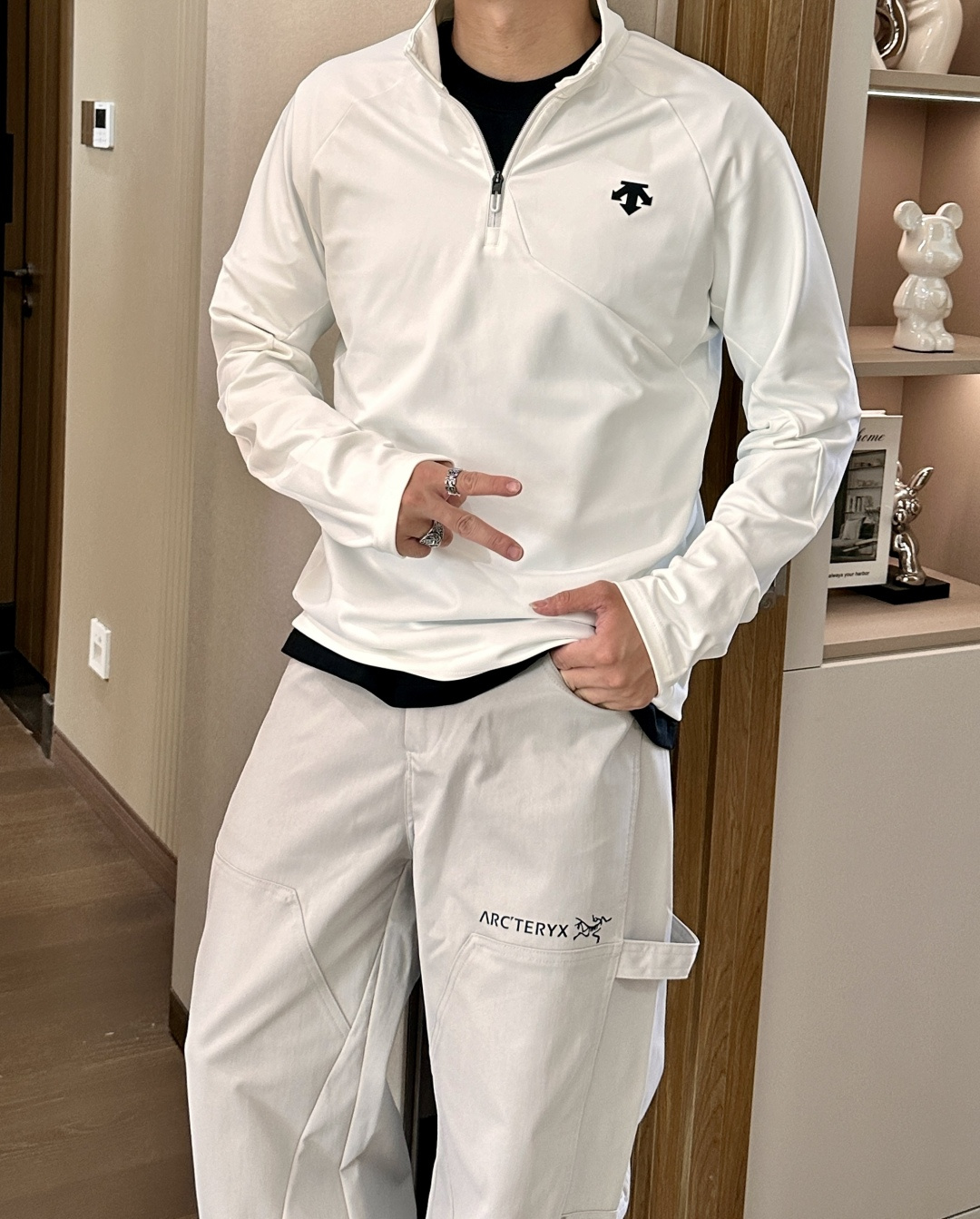 NO:566895,Descente ss new fashion casual stand-up collar single wear business casual high-end material long sleeves comfortable and warm!  Anti-pilling, non-irritating to the skin, can be worn close to the skin, and designed with luxurious classic elements!  There is not too much complicated craftsmanship. It is about the integration of design and materials. Simple European style. A must-have for autumn and winter. Counter size M-3xL,,alexander wang19860909迪桑特 ss新品时尚休闲立领单穿商务休闲高档材质长袖舒适保暖！抗起球不刺激皮肤,可贴身穿,奢华经典元素设计！没有过多复杂的工艺 玩的就是设计与材质的融合 简约的欧风 秋冬季必备 专柜尺码M-3xL,,alexander wang,Men's clothing