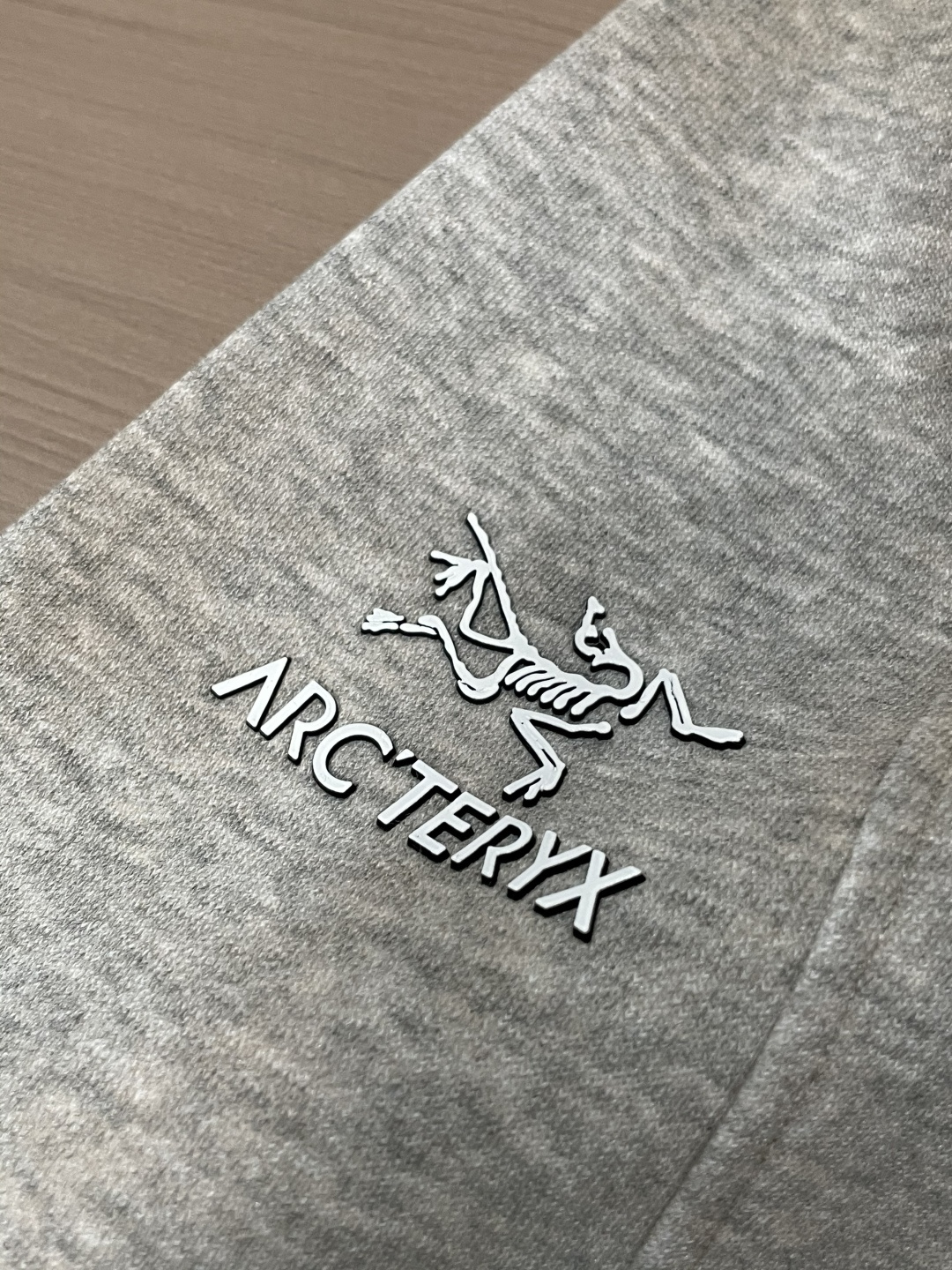 始祖鸟 2025秋冬最新休闲裤 潮人必备 版型超赞，能很好的修复各种腿型，非常个性！柔软排汗，舒适度极高