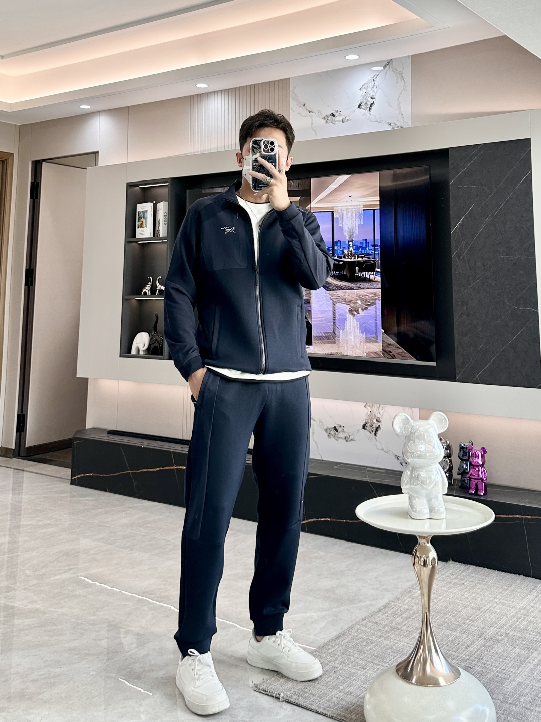 NO:566905,Archaeopteryx Autumn and Winter counter new product set, top version trading company channel order, overseas boutique exclusive limited sale, classic is eternal, it is absolutely worth buying!  This type of suit is also a must-have for lazy people. You don’t have to think about how to match it, you can just get it in one set!  Customized fabrics are provided by customers, which are smooth to the touch, yet crisp and stylish, and the upper body is full of texture!  The overall design is simple and elegant without losing style. It has a strong sense of upper body and is definitely at the forefront of fashion. It is very comfortable to wear. There is no need to say much about the style and cut of the pants. The upper body is exquisite and lively. It is truly a palace-level casual pants that can be used in various occasions whether it is sports or leisure. It is worthy of Amway and roaring recommendation!  !  /1 set (not sold separately) Size L-4Xl,arc'teryx,alexander wang19860909始祖鸟 秋冬专柜新品套装 顶级版本贸易公司渠道订单,海外精品独家限定发售,经典即永恒,入手绝对值的！这种类型的套装也是懒人必备的一套,不用想怎么搭配,直接一套轻松搞定！客供定制面料,触感顺滑,却又挺括有型,上身质感十足！ 整体简洁大方而不失格调,上身感极强,绝对走在时尚最前端,穿着非常舒适,裤型款式和裁剪亦无需多言,上身精致跃然,真正殿堂级的休闲裤,无论是运动还是休闲时候都能胜任各种场合,值得安利,咆哮推荐！！ /1套（不拆卖) 尺码L-4Xl,arc'teryx,alexander wang,Men's clothing