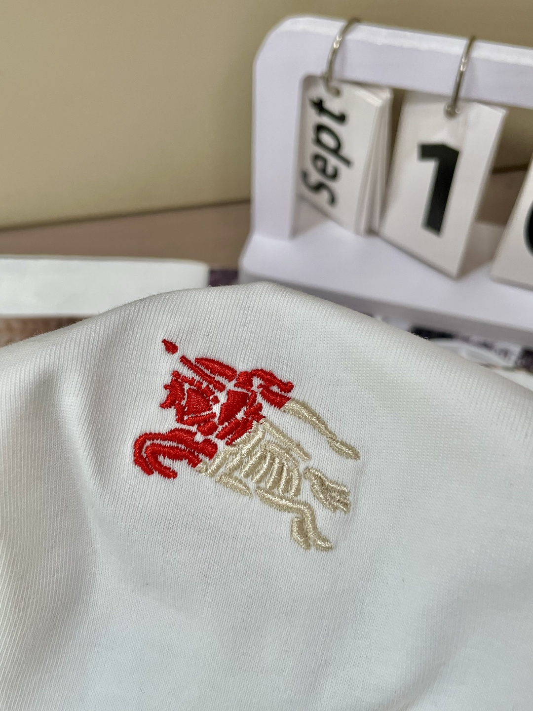 Bur 25s秋冬最新款圆领打底套头T恤 面料采用优质精梳棉，入手便知非常柔软，上身亲肤感 极好！舒适透