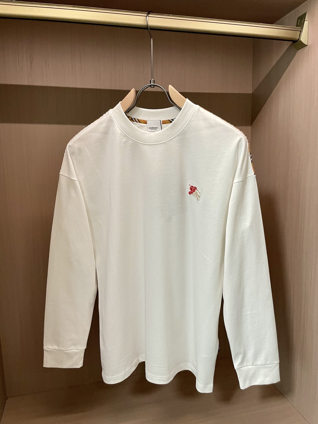 Bur 25s秋冬最新款圆领打底套头T恤 面料采用优质精梳棉，入手便知非常柔软，上身亲肤感 极好！舒适透