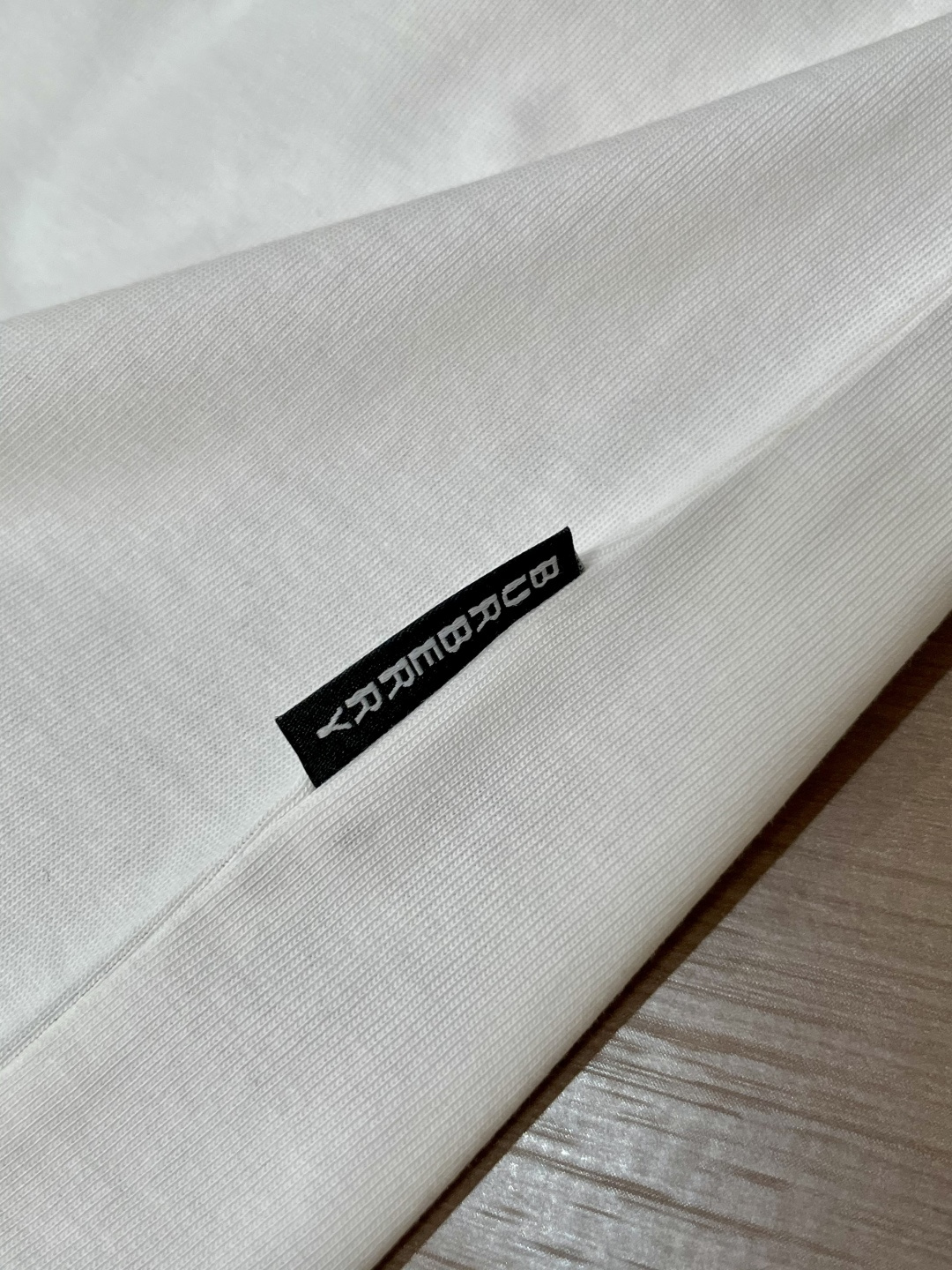 Bur 25s秋冬最新款圆领打底套头T恤 面料采用优质精梳棉，入手便知非常柔软，上身亲肤感 极好！舒适透