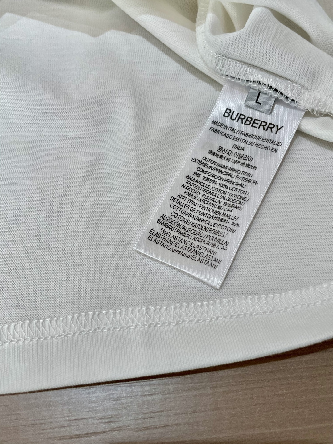 Bur 25s秋冬最新款圆领打底套头T恤 面料采用优质精梳棉，入手便知非常柔软，上身亲肤感 极好！舒适透