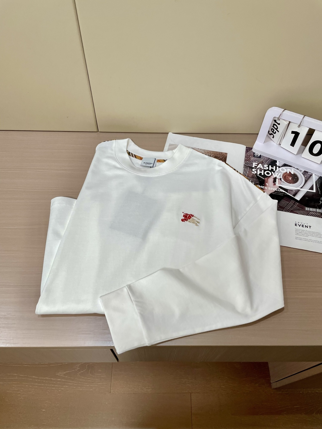 Bur 25s秋冬最新款圆领打底套头T恤 面料采用优质精梳棉，入手便知非常柔软，上身亲肤感 极好！舒适透