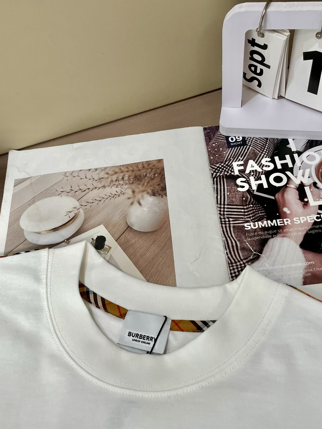 Bur 25s秋冬最新款圆领打底套头T恤 面料采用优质精梳棉，入手便知非常柔软，上身亲肤感 极好！舒适透