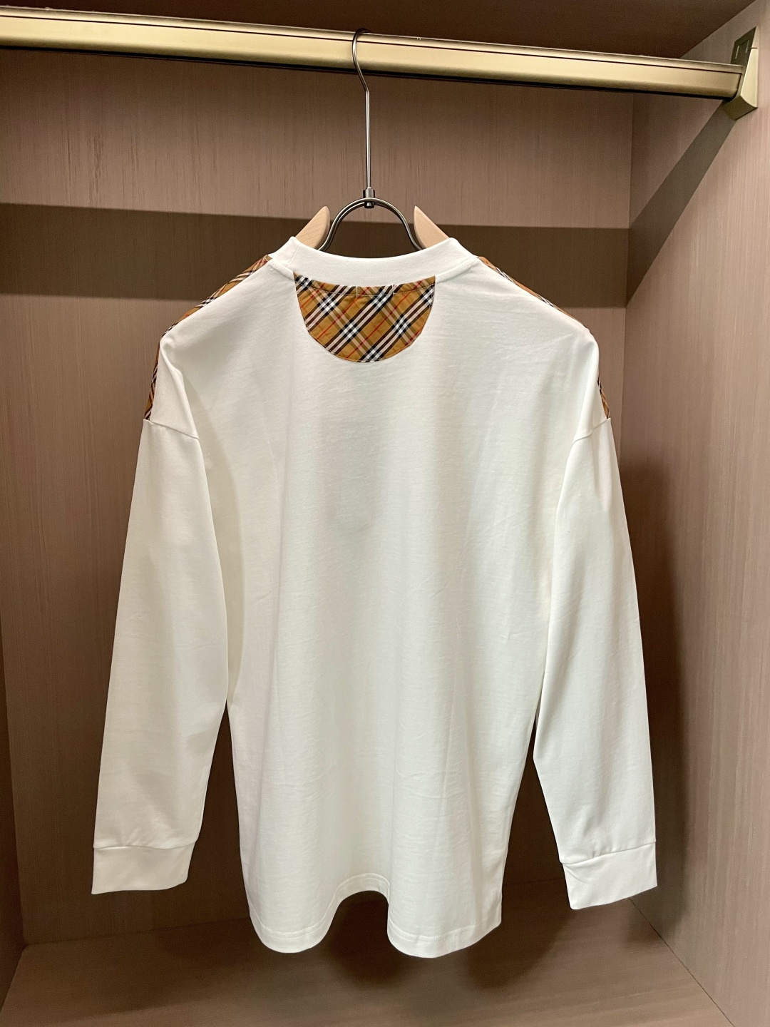Bur 25s秋冬最新款圆领打底套头T恤 面料采用优质精梳棉，入手便知非常柔软，上身亲肤感 极好！舒适透