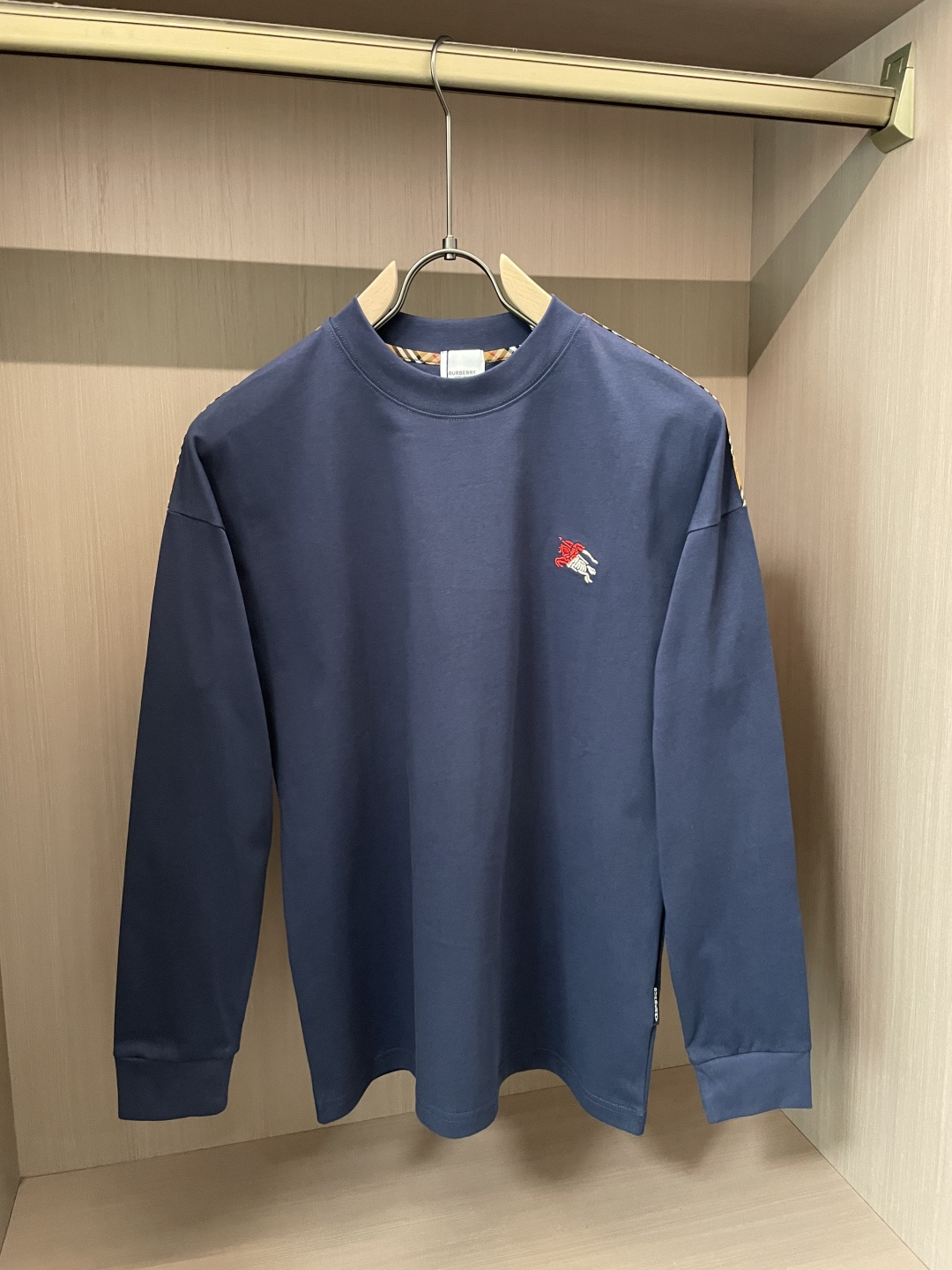 Bur 25s秋冬最新款圆领打底套头T恤 面料采用优质精梳棉，入手便知非常柔软，上身亲肤感 极好！舒适透