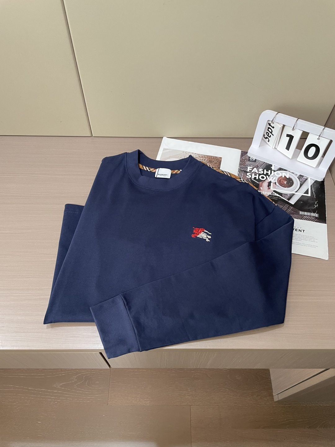 Bur 25s秋冬最新款圆领打底套头T恤 面料采用优质精梳棉，入手便知非常柔软，上身亲肤感 极好！舒适透