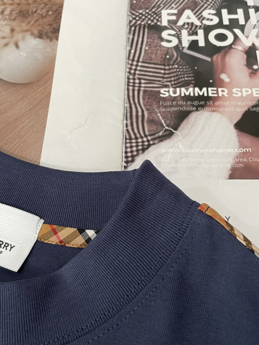 Bur 25s秋冬最新款圆领打底套头T恤 面料采用优质精梳棉，入手便知非常柔软，上身亲肤感 极好！舒适透