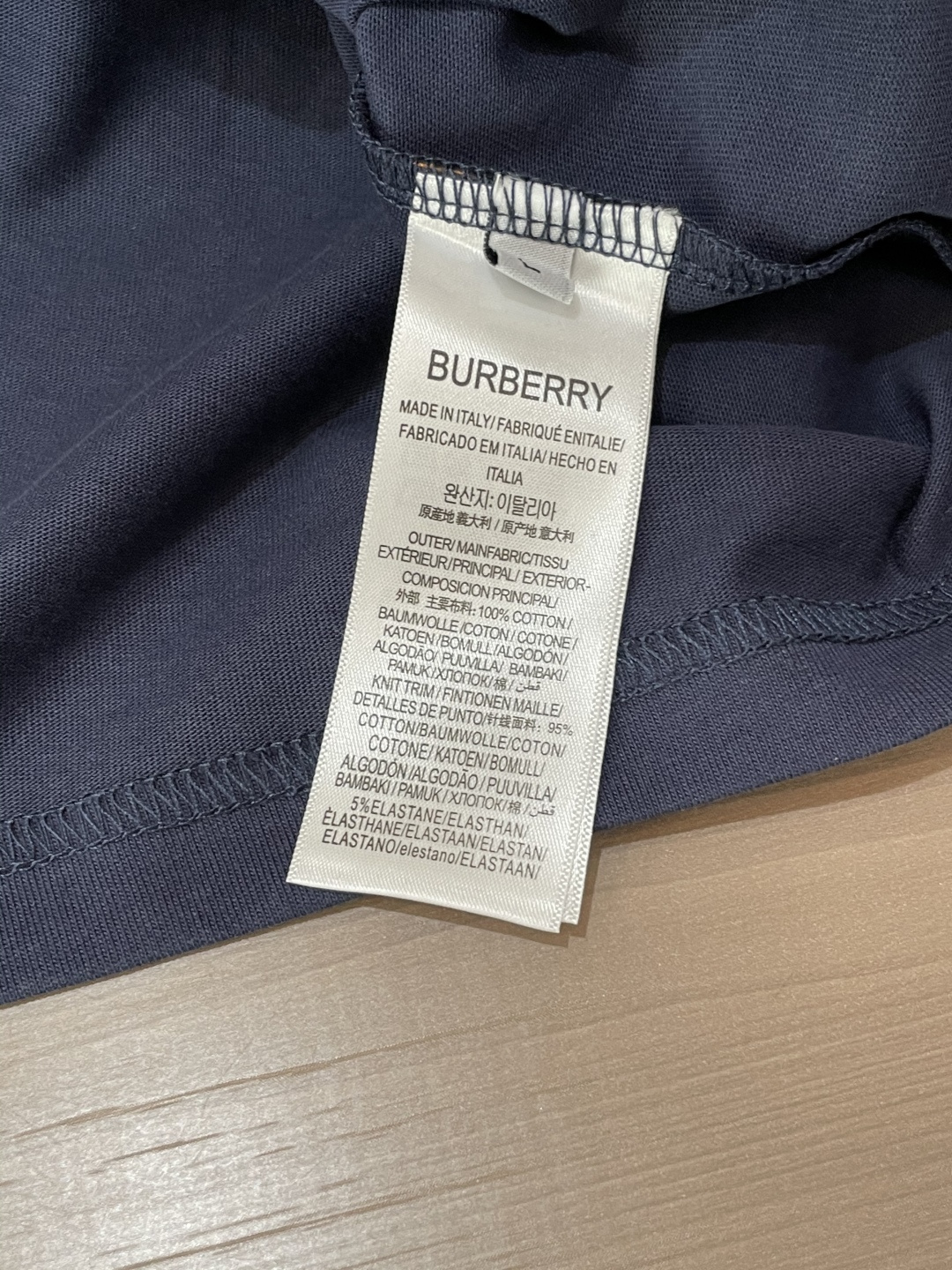 Bur 25s秋冬最新款圆领打底套头T恤 面料采用优质精梳棉，入手便知非常柔软，上身亲肤感 极好！舒适透