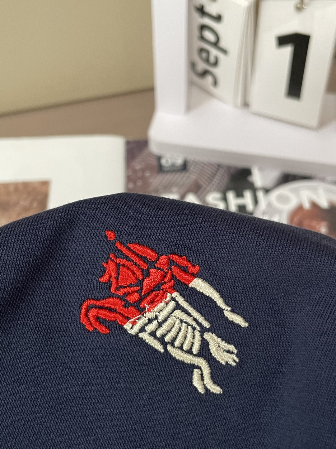 Bur 25s秋冬最新款圆领打底套头T恤 面料采用优质精梳棉，入手便知非常柔软，上身亲肤感 极好！舒适透