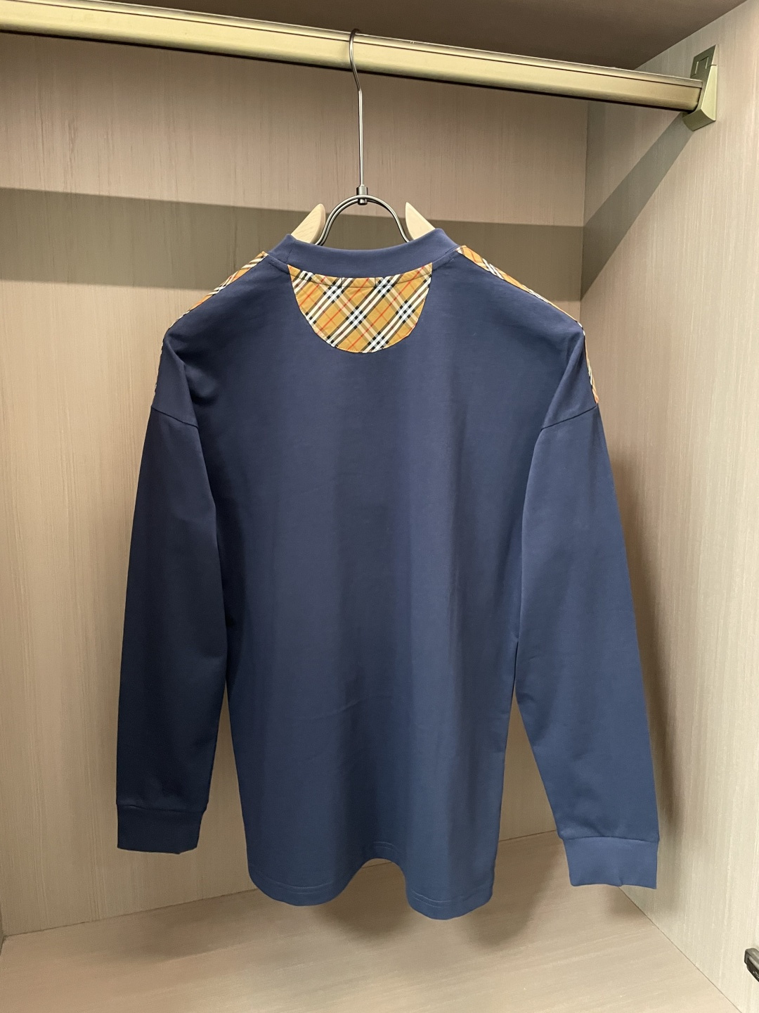 Bur 25s秋冬最新款圆领打底套头T恤 面料采用优质精梳棉，入手便知非常柔软，上身亲肤感 极好！舒适透