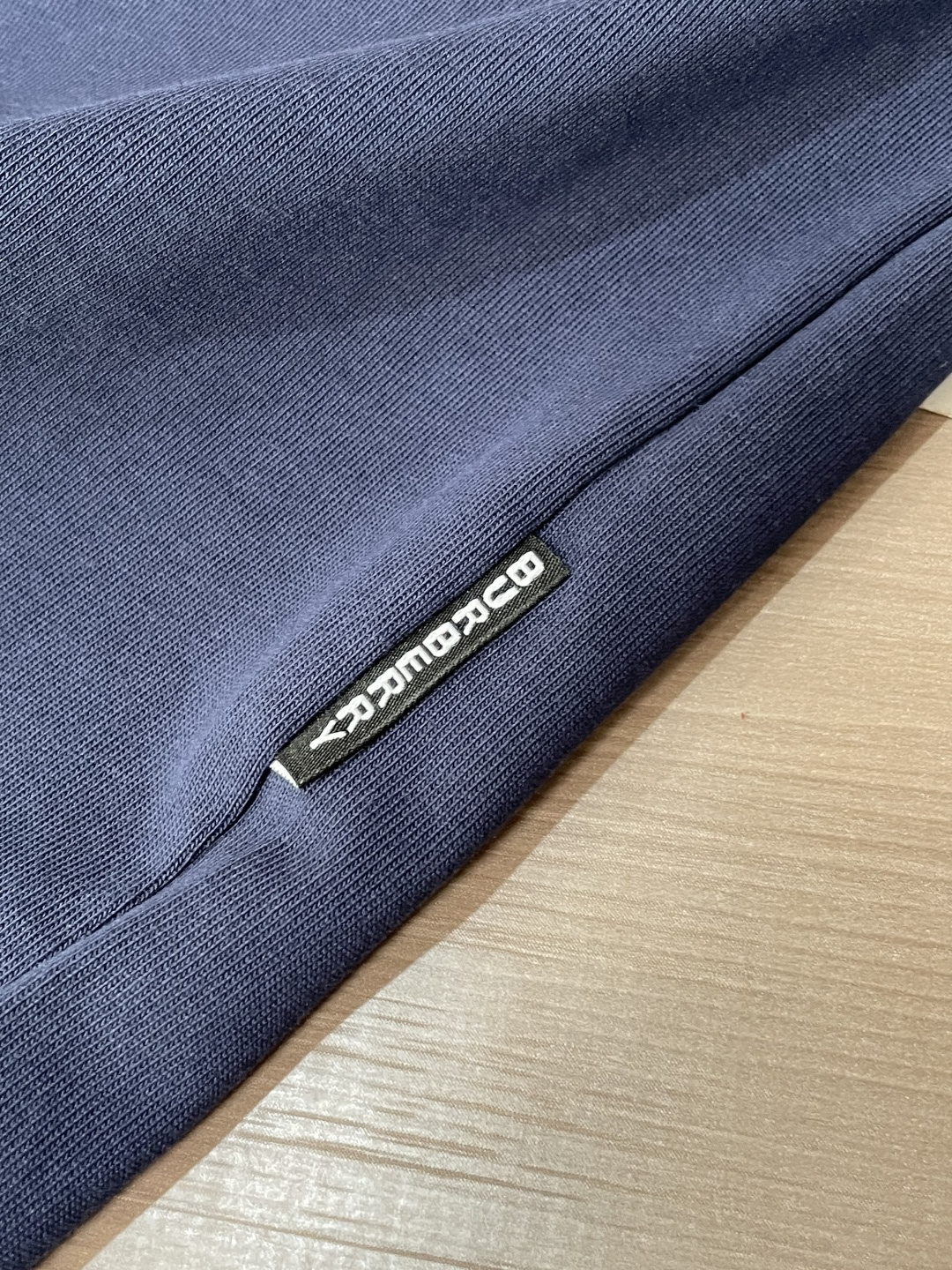 Bur 25s秋冬最新款圆领打底套头T恤 面料采用优质精梳棉，入手便知非常柔软，上身亲肤感 极好！舒适透