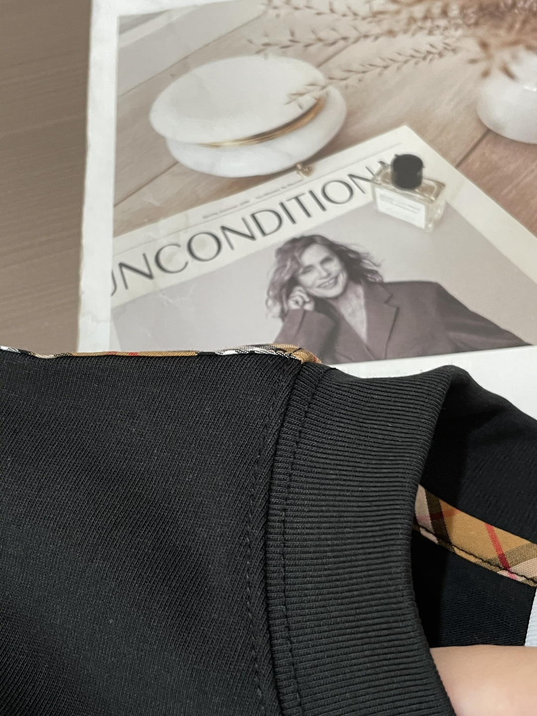 Bur 25s秋冬最新款圆领打底套头T恤 面料采用优质精梳棉，入手便知非常柔软，上身亲肤感 极好！舒适透