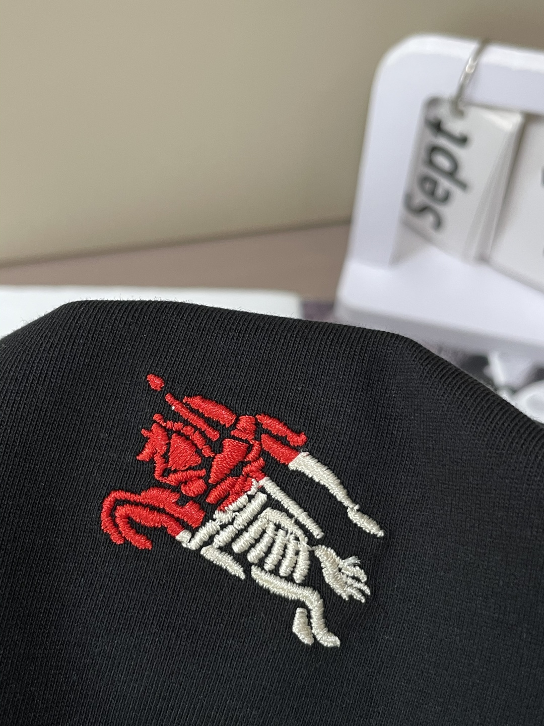 Bur 25s秋冬最新款圆领打底套头T恤 面料采用优质精梳棉，入手便知非常柔软，上身亲肤感 极好！舒适透