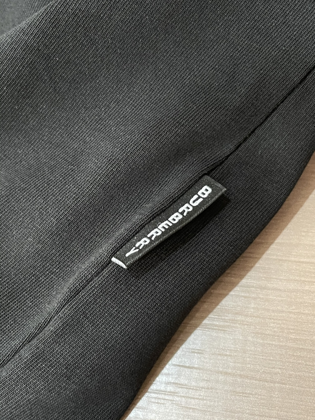 Bur 25s秋冬最新款圆领打底套头T恤 面料采用优质精梳棉，入手便知非常柔软，上身亲肤感 极好！舒适透