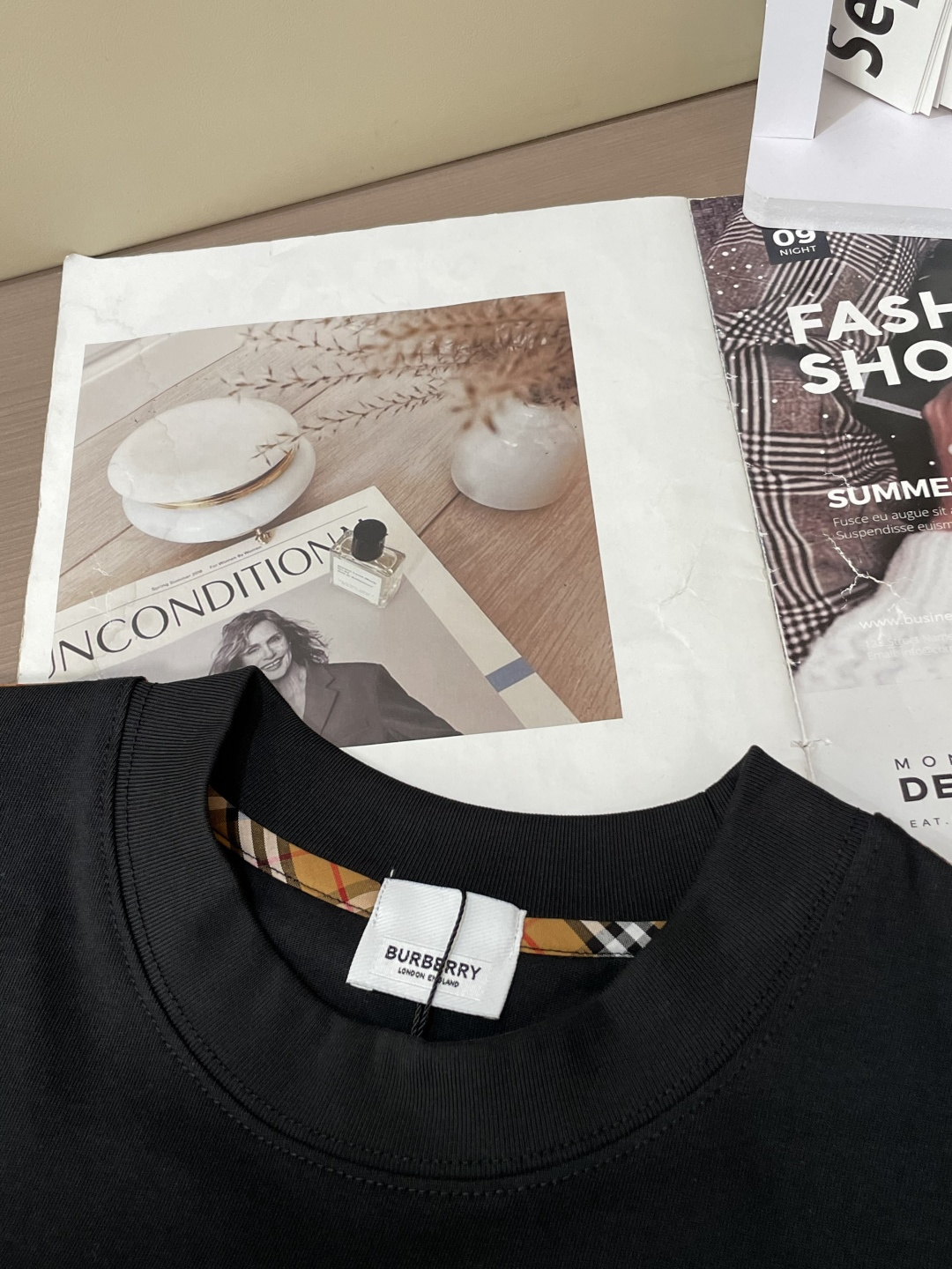 Bur 25s秋冬最新款圆领打底套头T恤 面料采用优质精梳棉，入手便知非常柔软，上身亲肤感 极好！舒适透