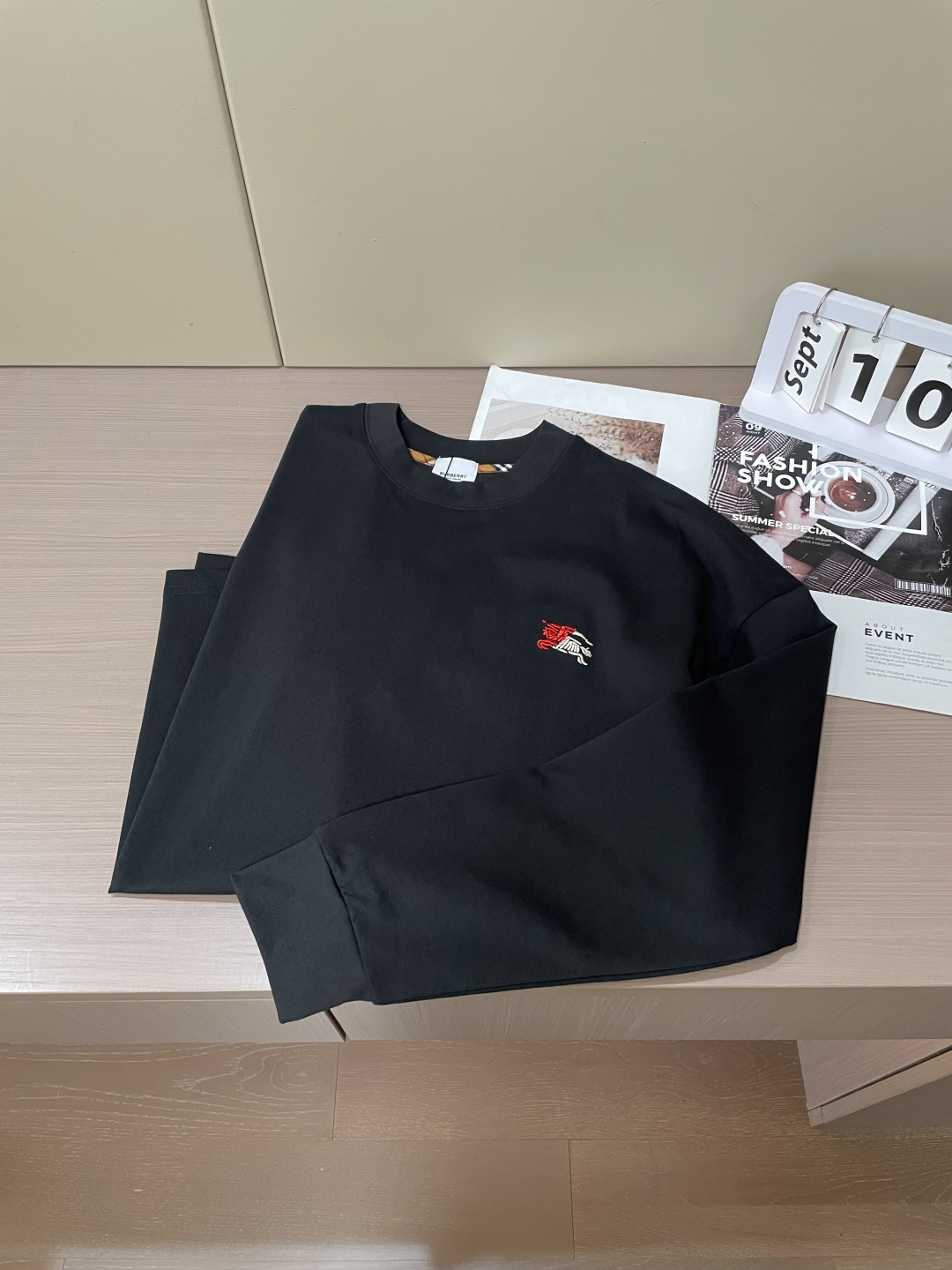 Bur 25s秋冬最新款圆领打底套头T恤 面料采用优质精梳棉，入手便知非常柔软，上身亲肤感 极好！舒适透