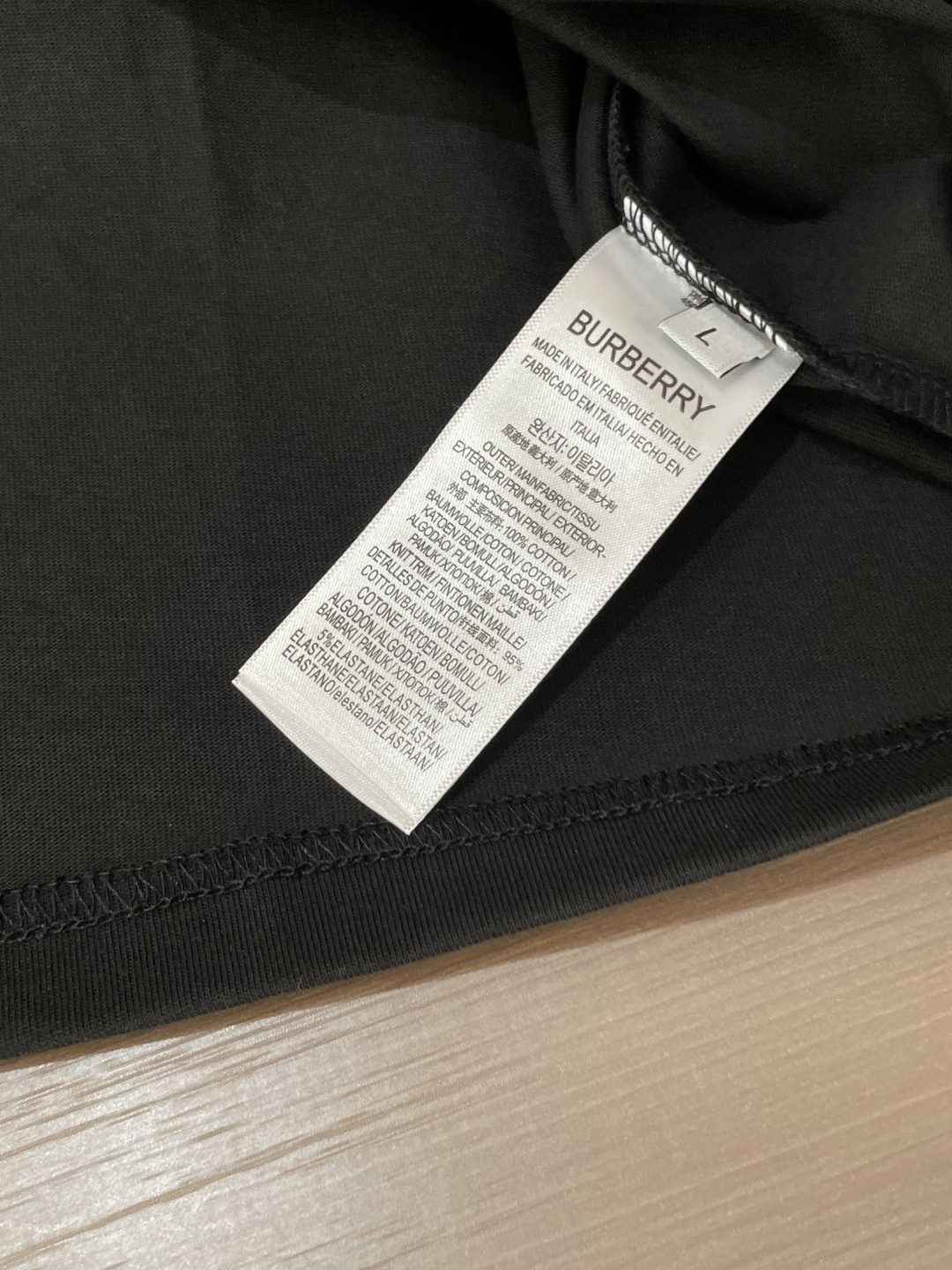 Bur 25s秋冬最新款圆领打底套头T恤 面料采用优质精梳棉，入手便知非常柔软，上身亲肤感 极好！舒适透