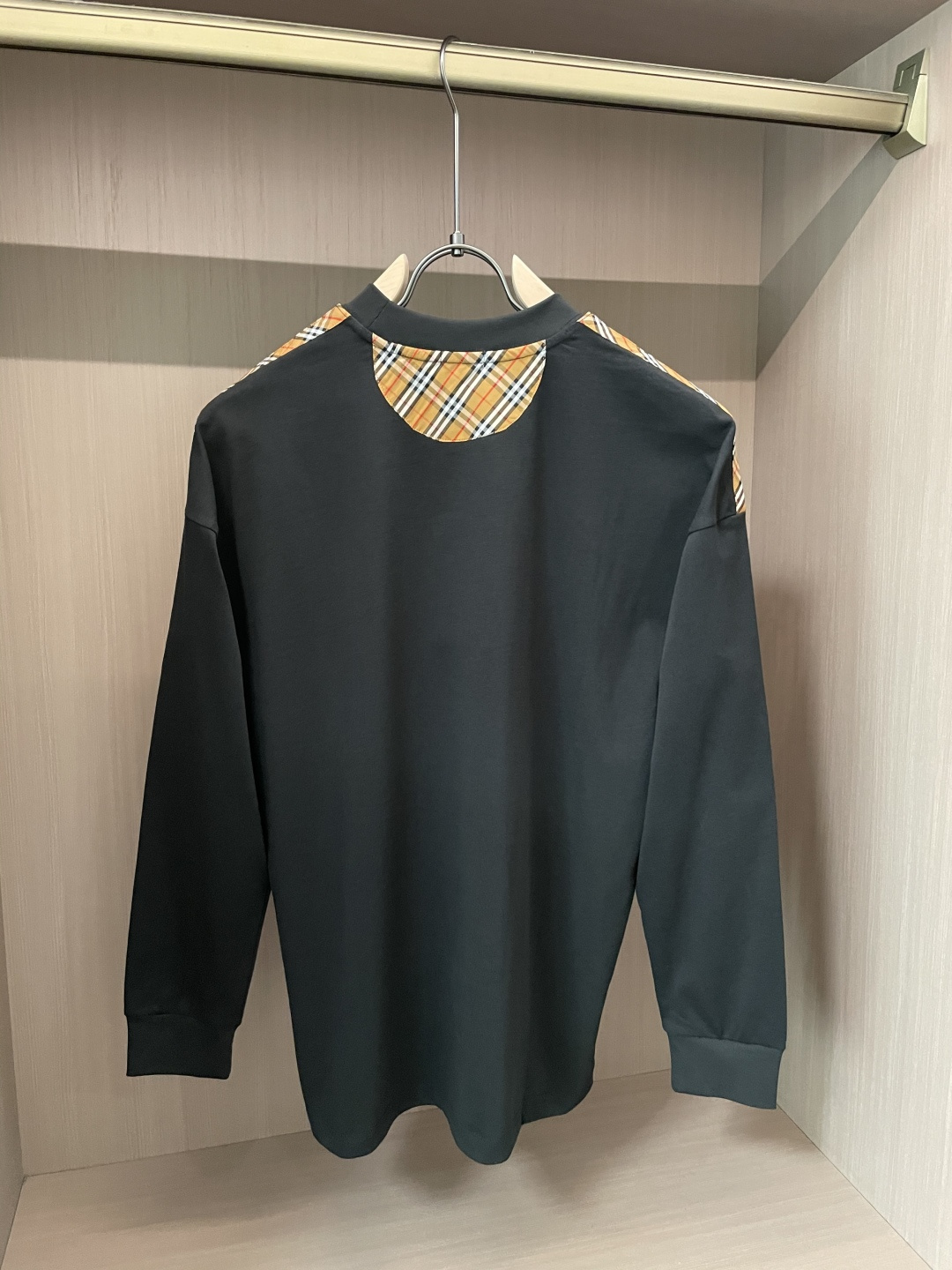 Bur 25s秋冬最新款圆领打底套头T恤 面料采用优质精梳棉，入手便知非常柔软，上身亲肤感 极好！舒适透