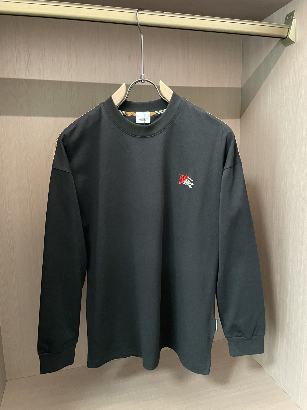 Bur 25s秋冬最新款圆领打底套头T恤 面料采用优质精梳棉，入手便知非常柔软，上身亲肤感 极好！舒适透