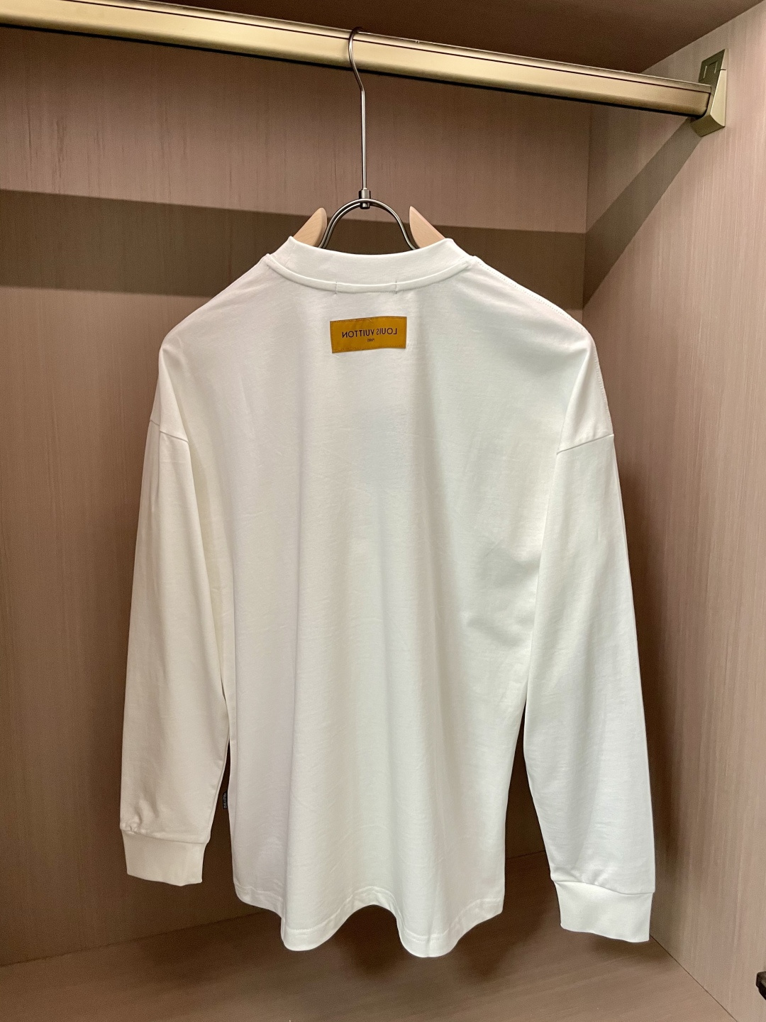 Lv 25s秋冬最新款圆领打底套头T恤 面料采用优质精梳棉，入手便知非常柔软，上身亲肤感 极好！舒适透气