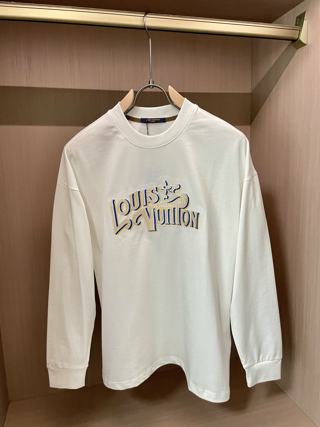 Lv 25s秋冬最新款圆领打底套头T恤 面料采用优质精梳棉，入手便知非常柔软，上身亲肤感 极好！舒适透气