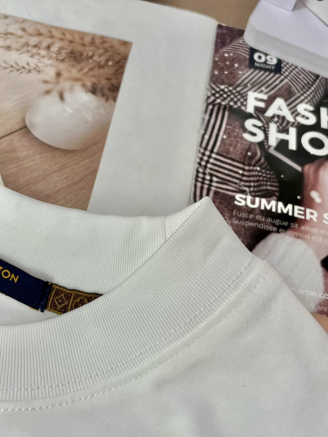 Lv 25s秋冬最新款圆领打底套头T恤 面料采用优质精梳棉，入手便知非常柔软，上身亲肤感 极好！舒适透气