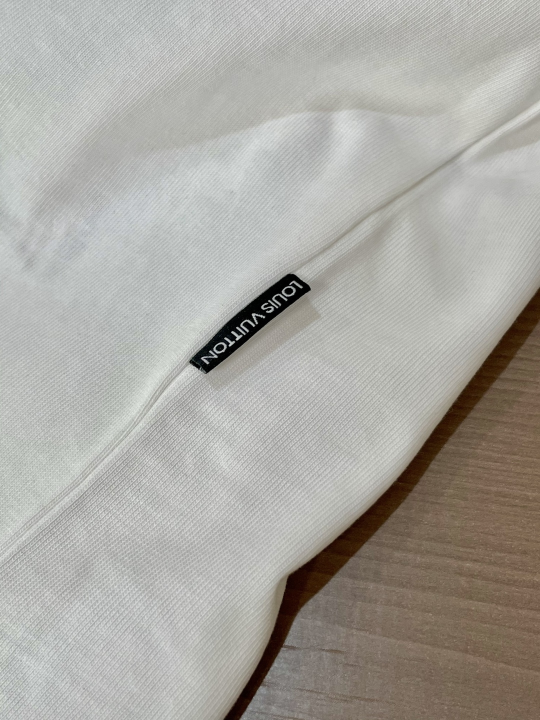 Lv 25s秋冬最新款圆领打底套头T恤 面料采用优质精梳棉，入手便知非常柔软，上身亲肤感 极好！舒适透气