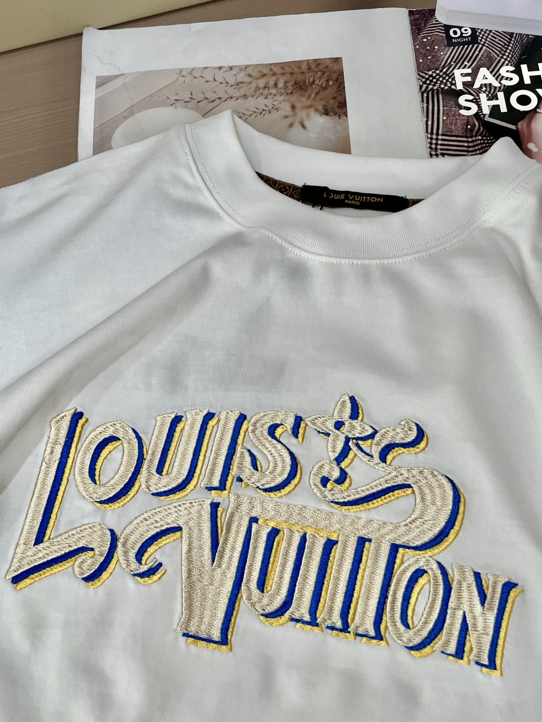 Lv 25s秋冬最新款圆领打底套头T恤 面料采用优质精梳棉，入手便知非常柔软，上身亲肤感 极好！舒适透气