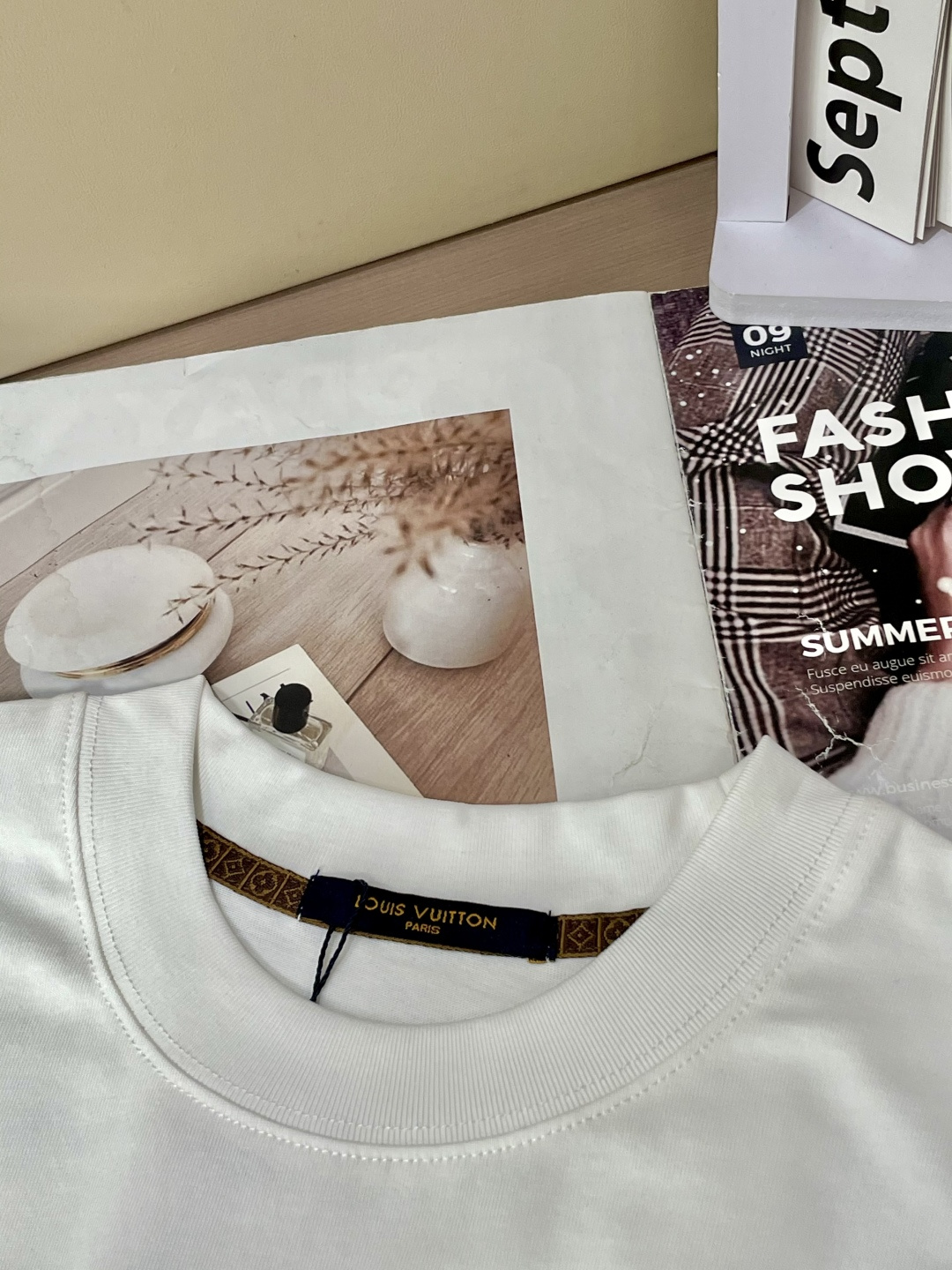 Lv 25s秋冬最新款圆领打底套头T恤 面料采用优质精梳棉，入手便知非常柔软，上身亲肤感 极好！舒适透气