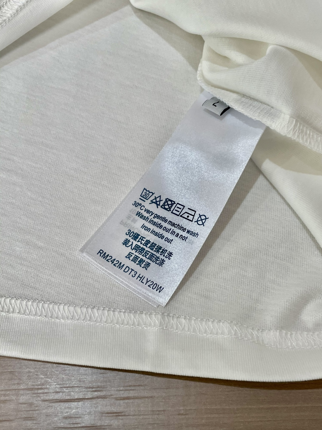 Lv 25s秋冬最新款圆领打底套头T恤 面料采用优质精梳棉，入手便知非常柔软，上身亲肤感 极好！舒适透气