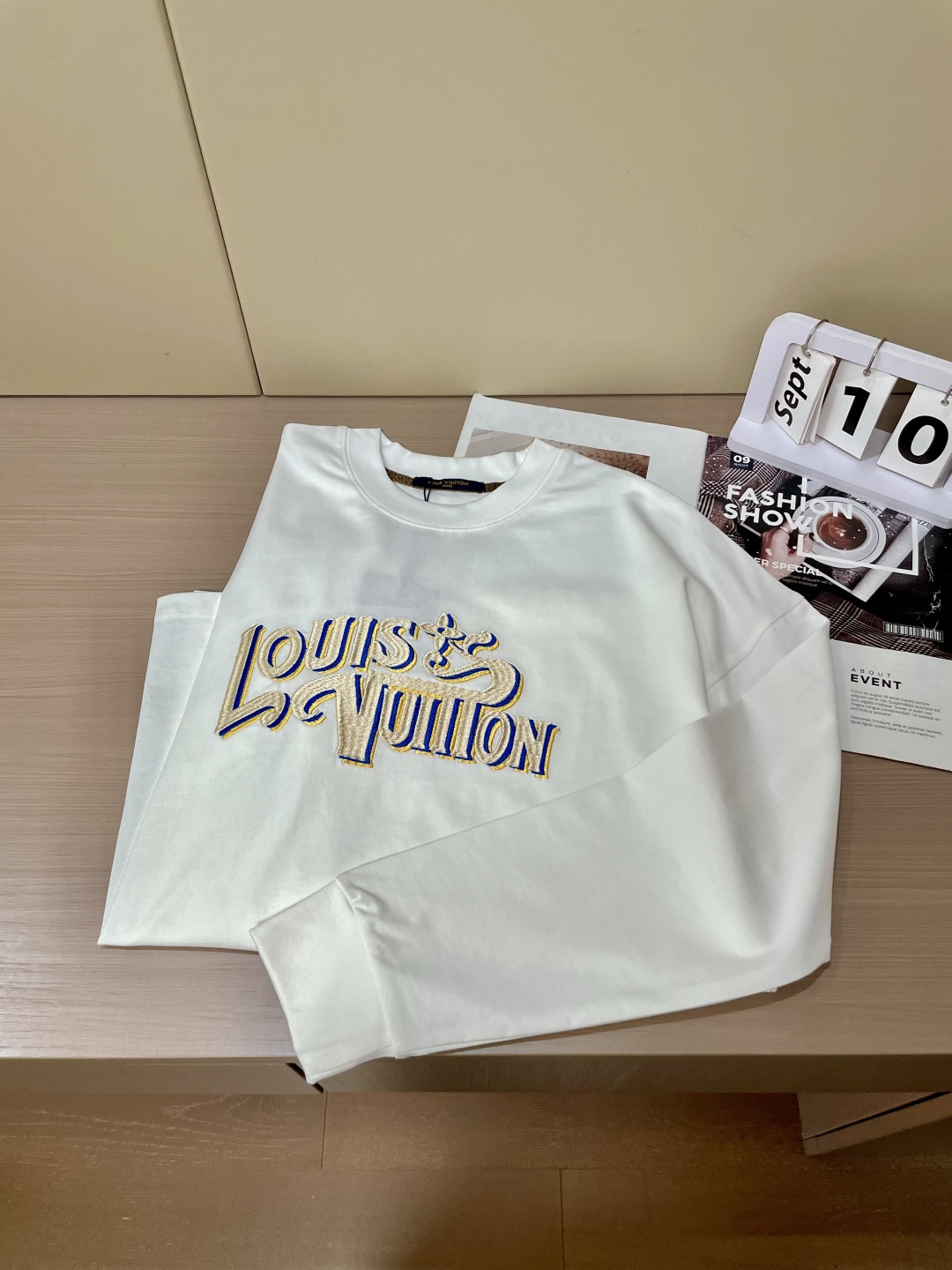 Lv 25s秋冬最新款圆领打底套头T恤 面料采用优质精梳棉，入手便知非常柔软，上身亲肤感 极好！舒适透气