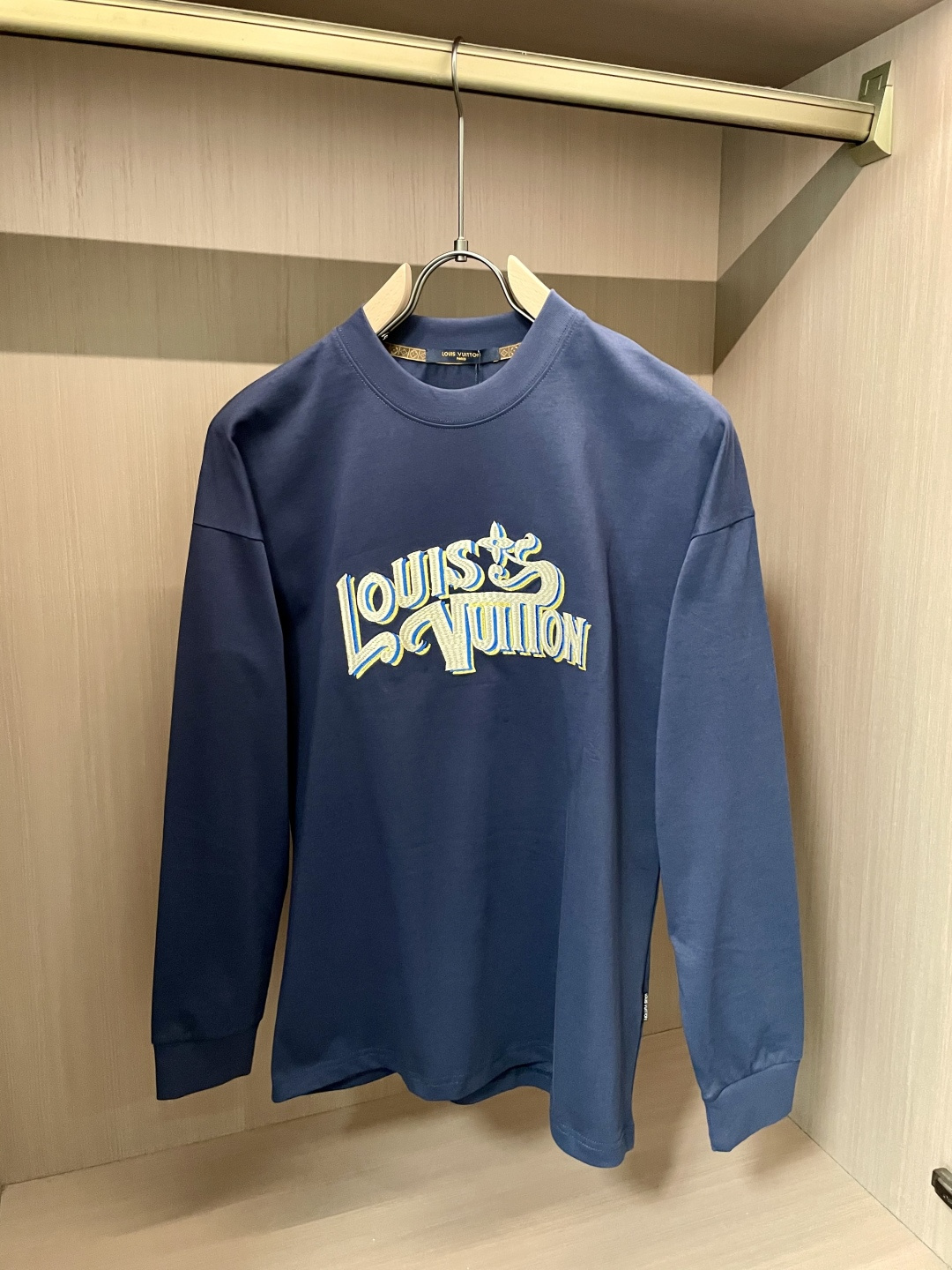 Lv 25s秋冬最新款圆领打底套头T恤 面料采用优质精梳棉，入手便知非常柔软，上身亲肤感 极好！舒适透气