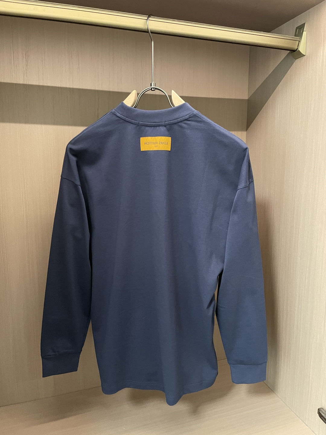 Lv 25s秋冬最新款圆领打底套头T恤 面料采用优质精梳棉，入手便知非常柔软，上身亲肤感 极好！舒适透气