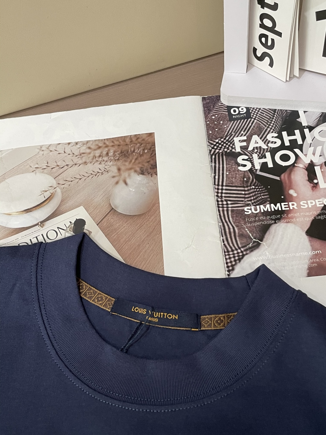 Lv 25s秋冬最新款圆领打底套头T恤 面料采用优质精梳棉，入手便知非常柔软，上身亲肤感 极好！舒适透气