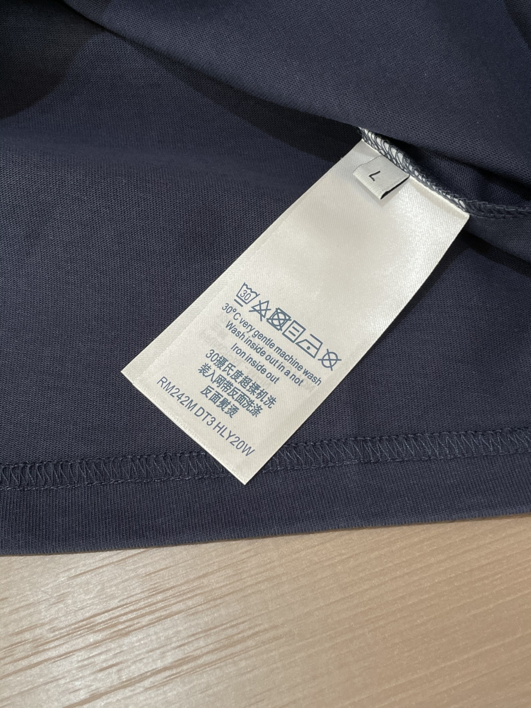 Lv 25s秋冬最新款圆领打底套头T恤 面料采用优质精梳棉，入手便知非常柔软，上身亲肤感 极好！舒适透气