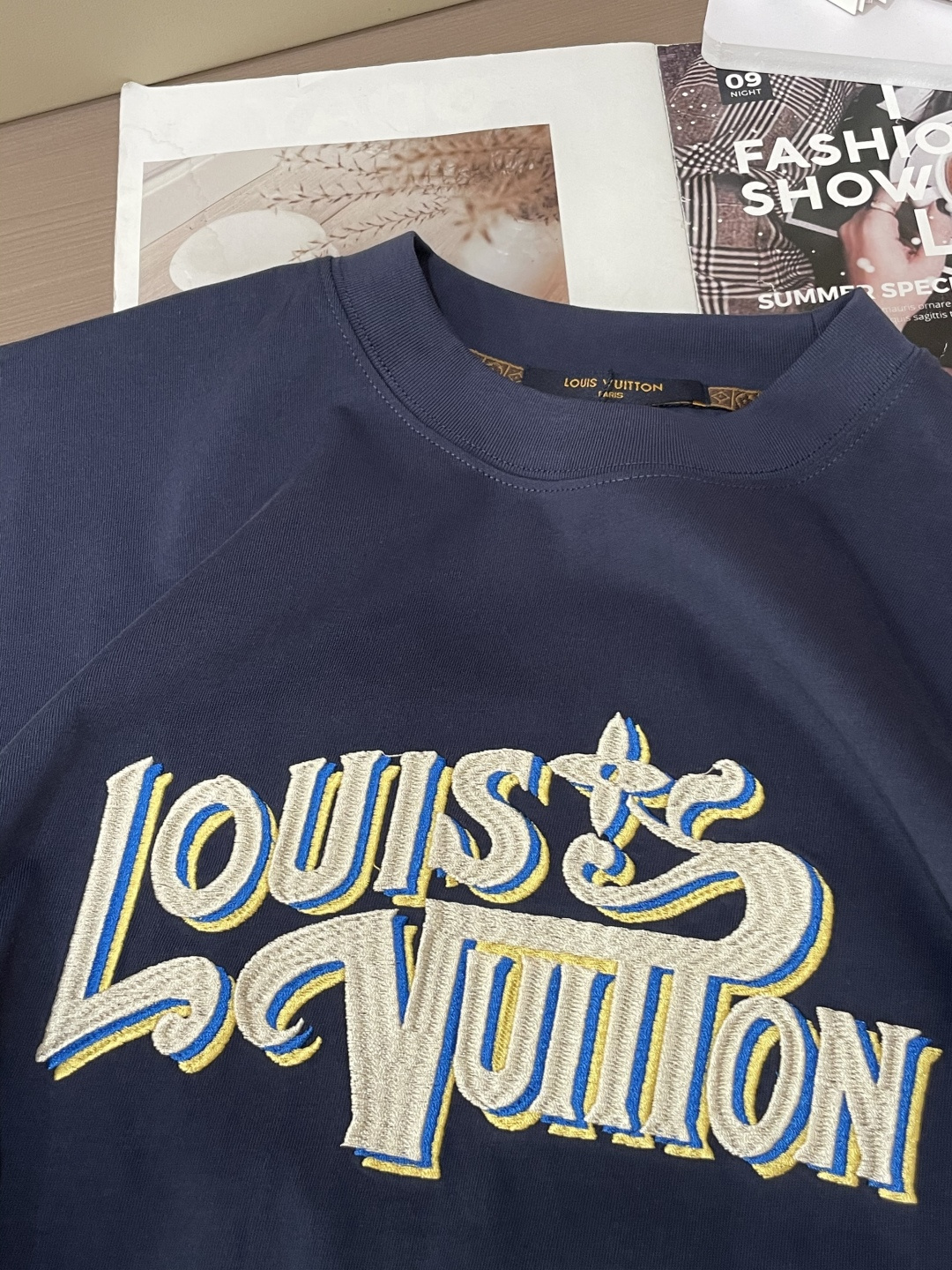 Lv 25s秋冬最新款圆领打底套头T恤 面料采用优质精梳棉，入手便知非常柔软，上身亲肤感 极好！舒适透气