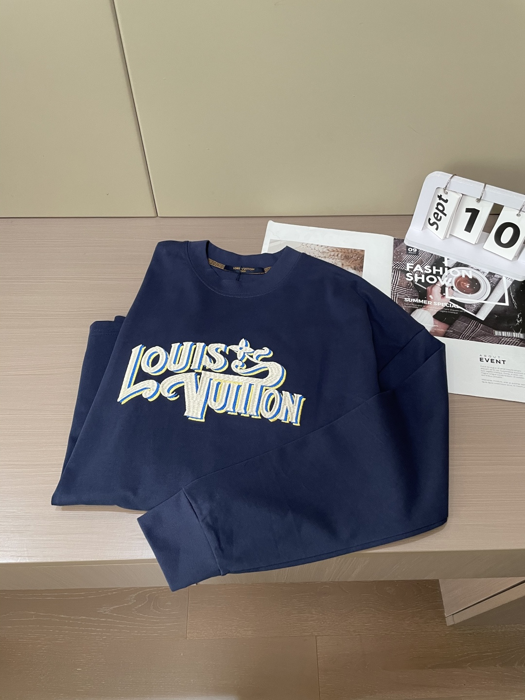 Lv 25s秋冬最新款圆领打底套头T恤 面料采用优质精梳棉，入手便知非常柔软，上身亲肤感 极好！舒适透气