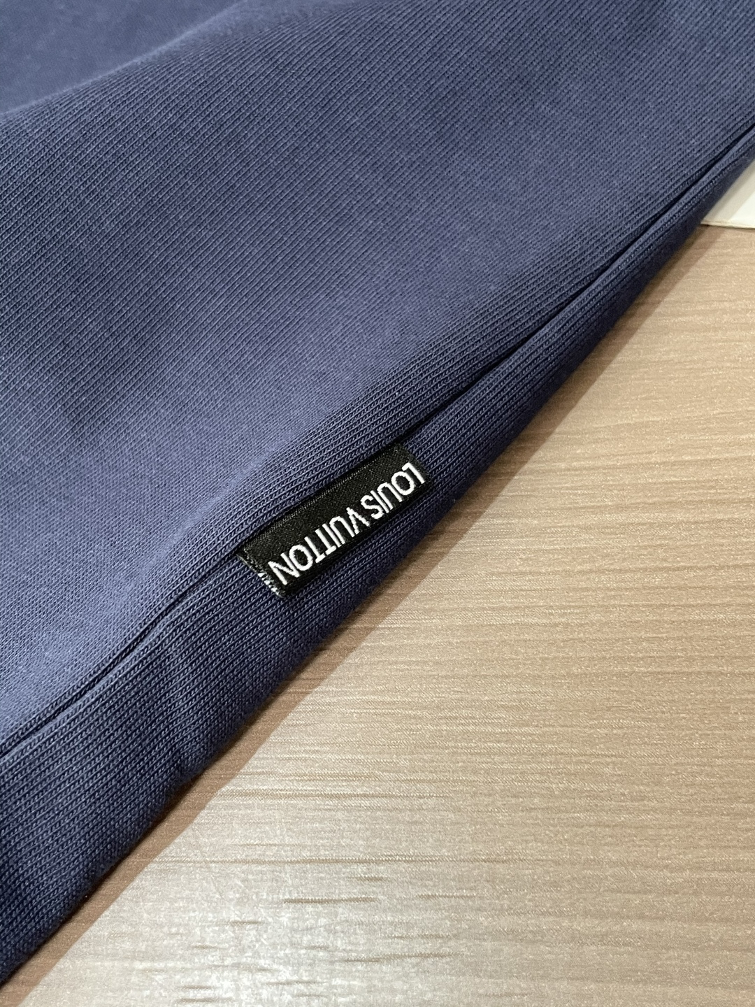 Lv 25s秋冬最新款圆领打底套头T恤 面料采用优质精梳棉，入手便知非常柔软，上身亲肤感 极好！舒适透气