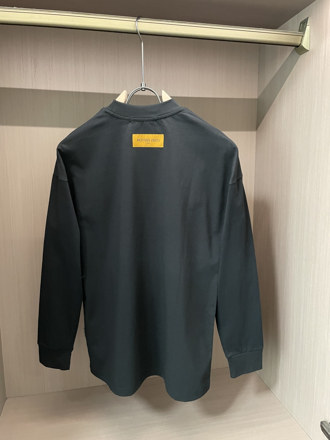 Lv 25s秋冬最新款圆领打底套头T恤 面料采用优质精梳棉，入手便知非常柔软，上身亲肤感 极好！舒适透气