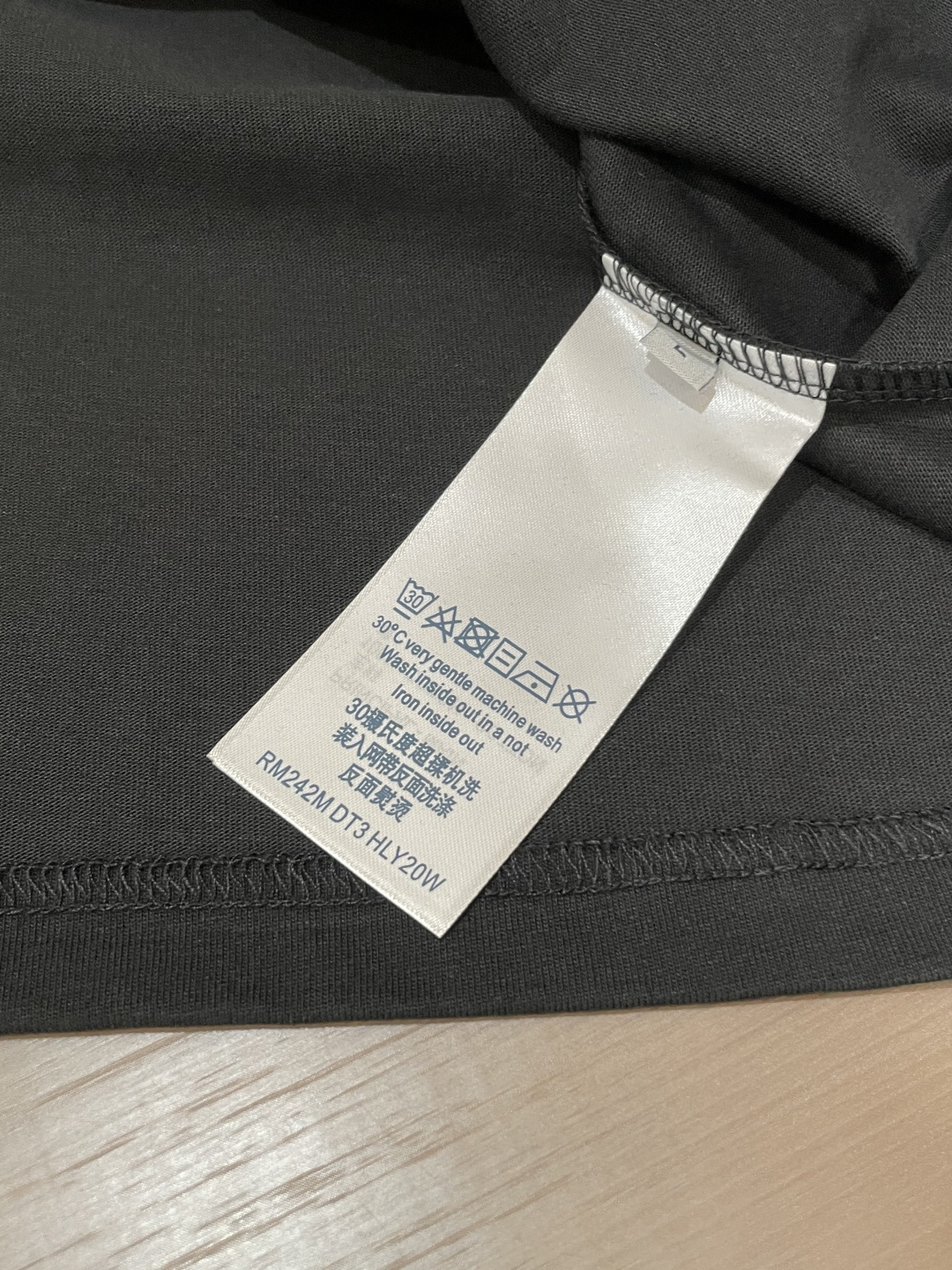 Lv 25s秋冬最新款圆领打底套头T恤 面料采用优质精梳棉，入手便知非常柔软，上身亲肤感 极好！舒适透气