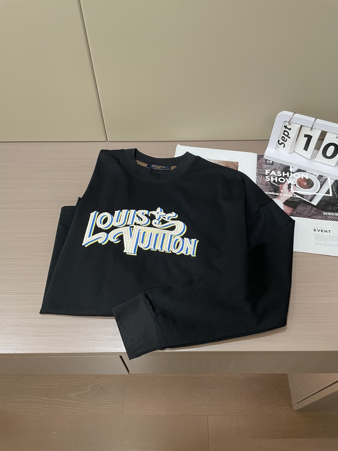 Lv 25s秋冬最新款圆领打底套头T恤 面料采用优质精梳棉，入手便知非常柔软，上身亲肤感 极好！舒适透气